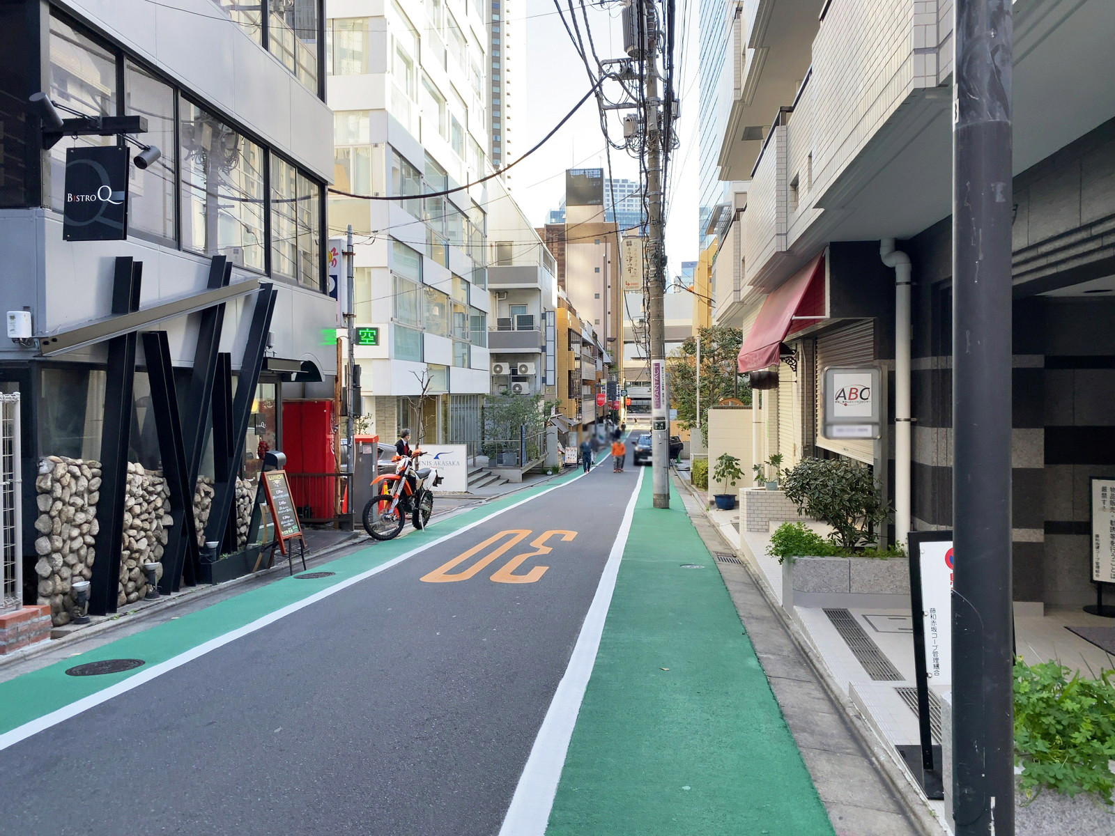 レドンドビル前面の通り