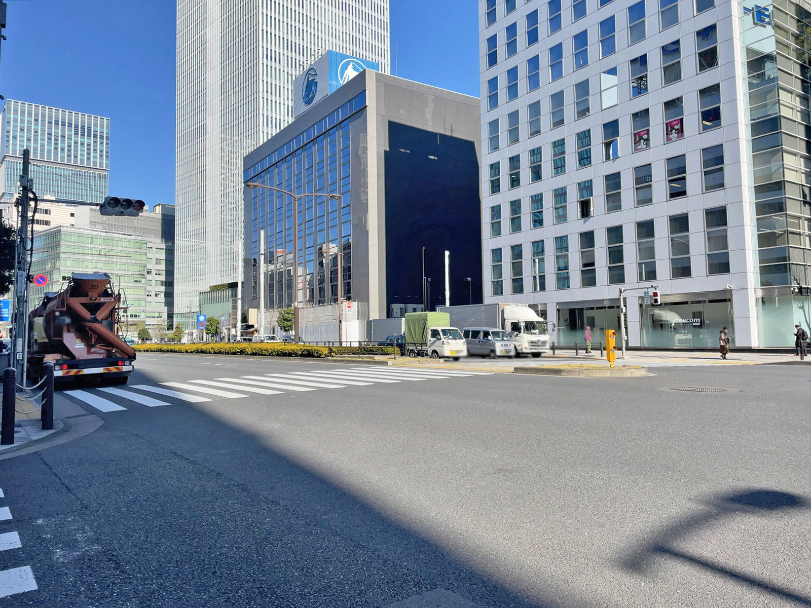 専修赤坂ビル前面の外堀通り