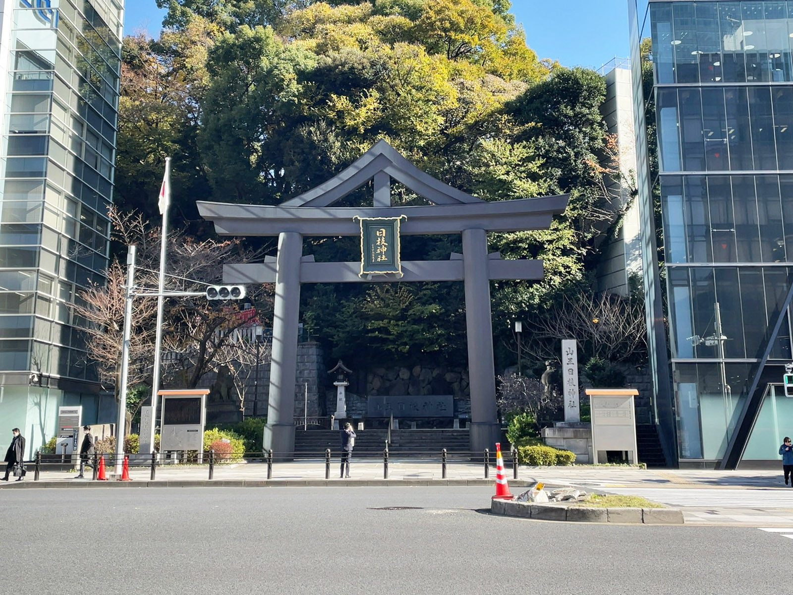 向かいには日枝神社