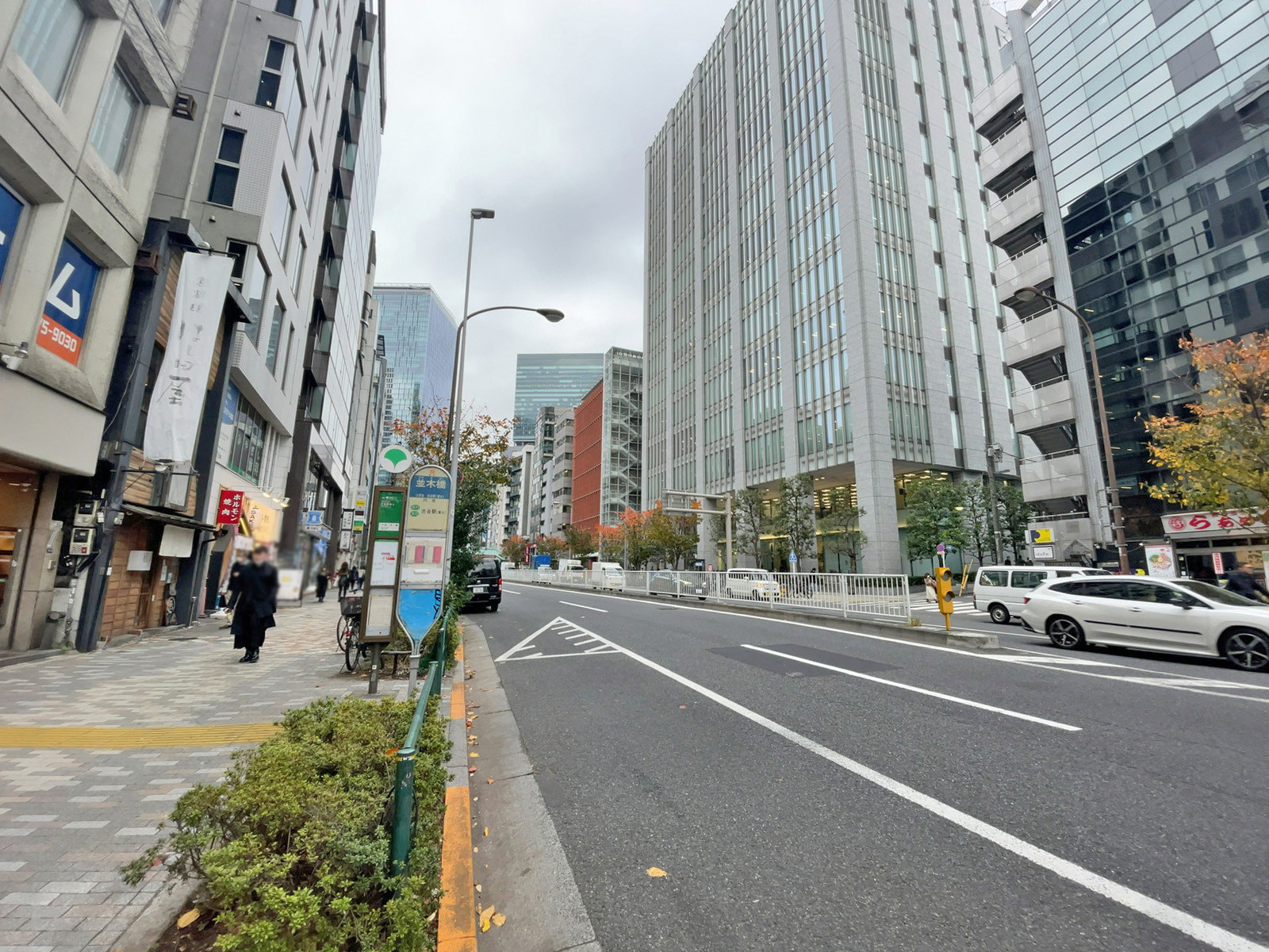パールビル前面の明治通り