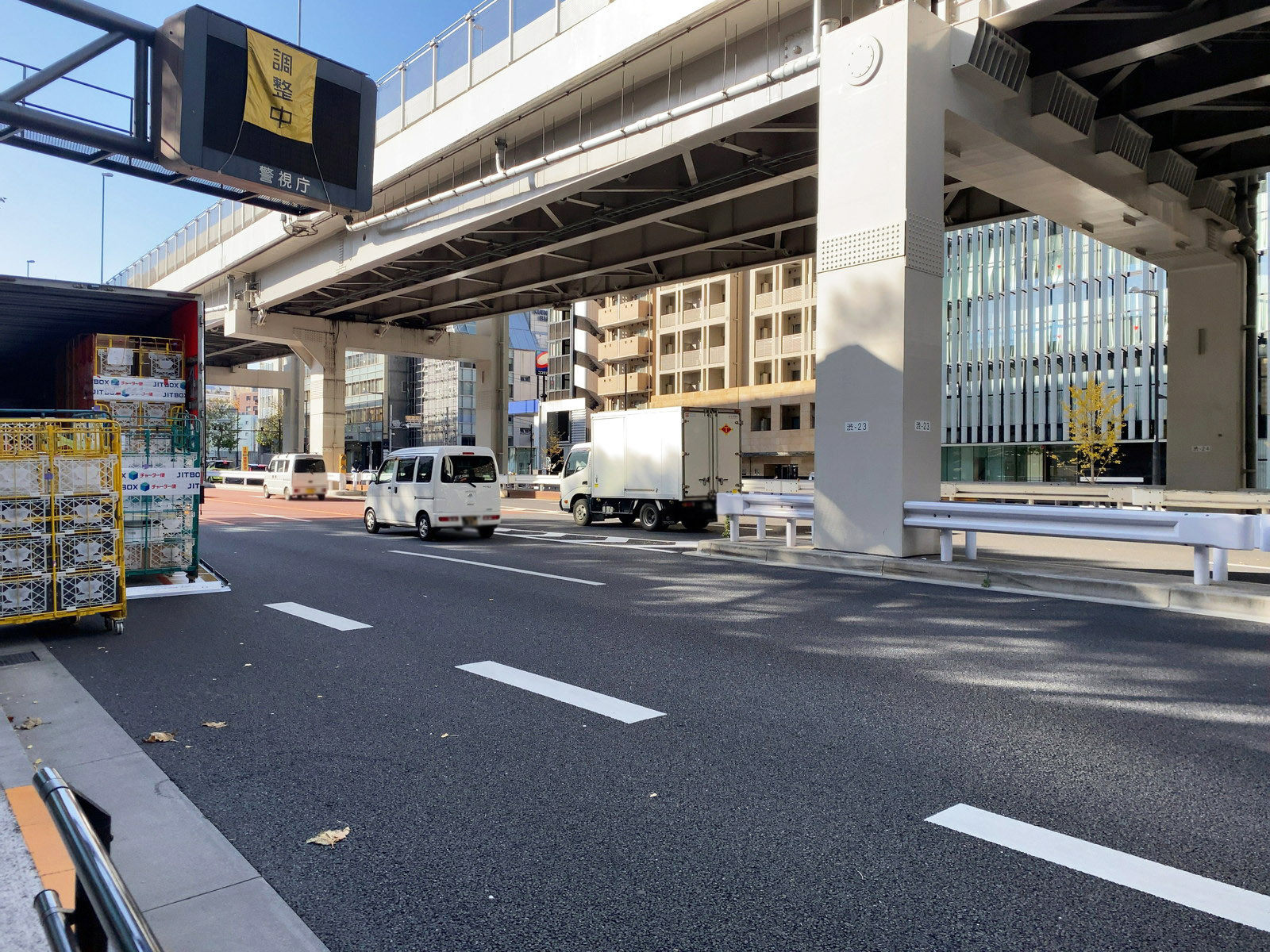 ABビル前面の六本木通り