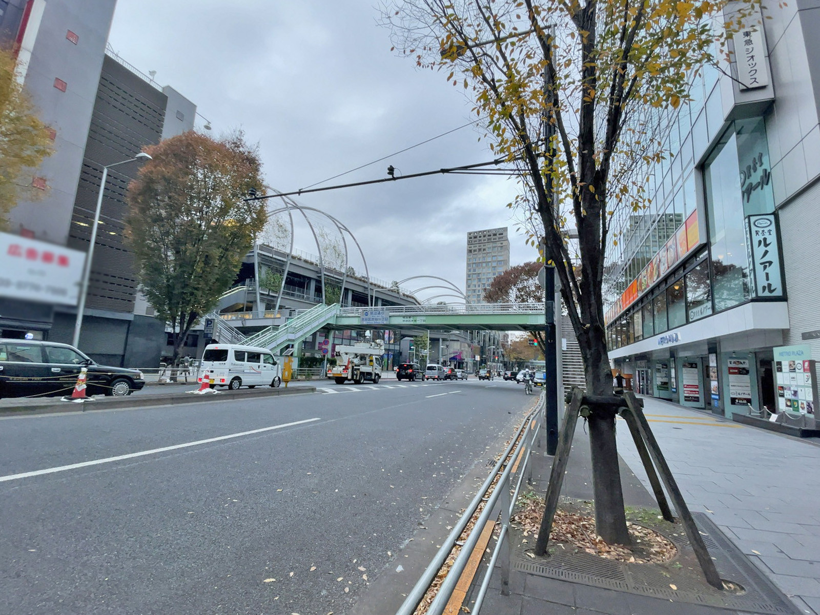 渋谷KIビル前面の明治通り