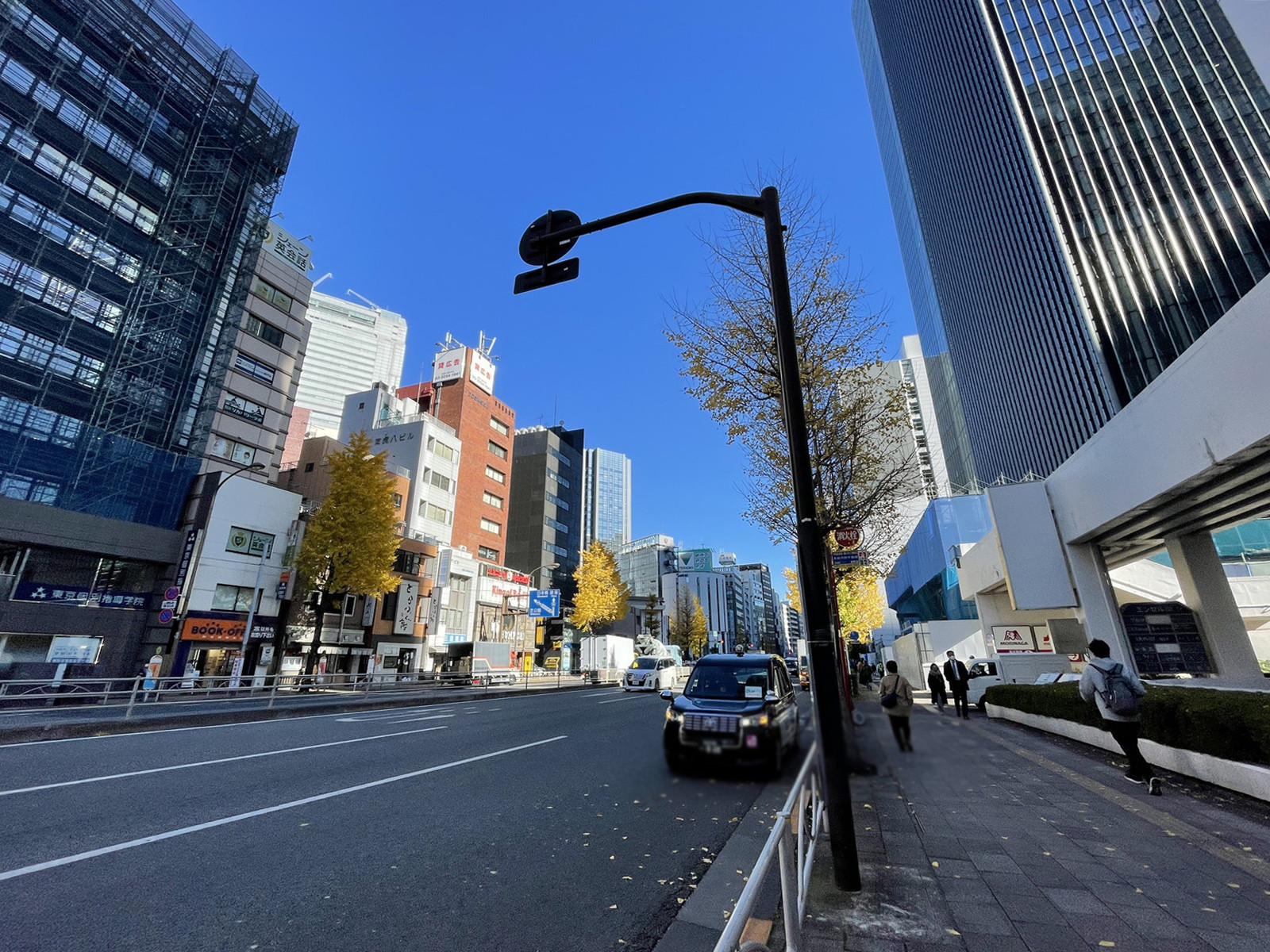 田町ビル前面の通り
