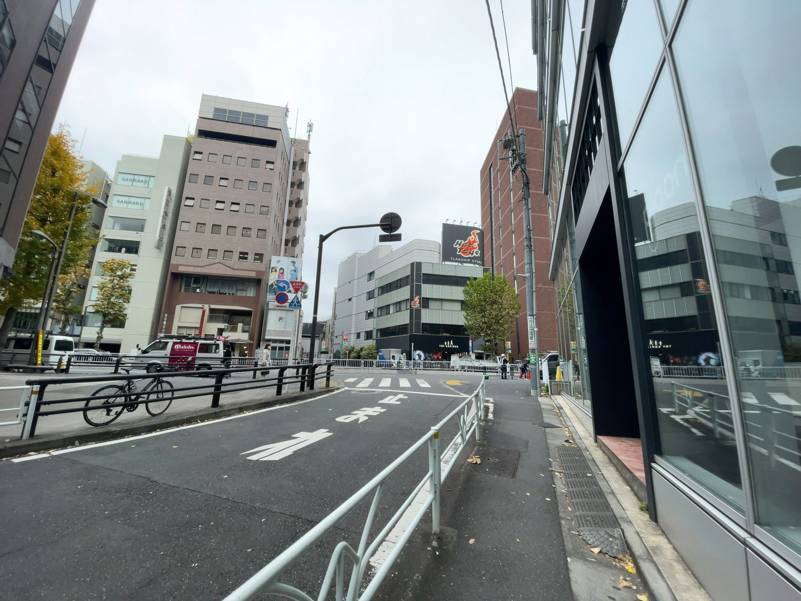 Naias神宮前前面の通り