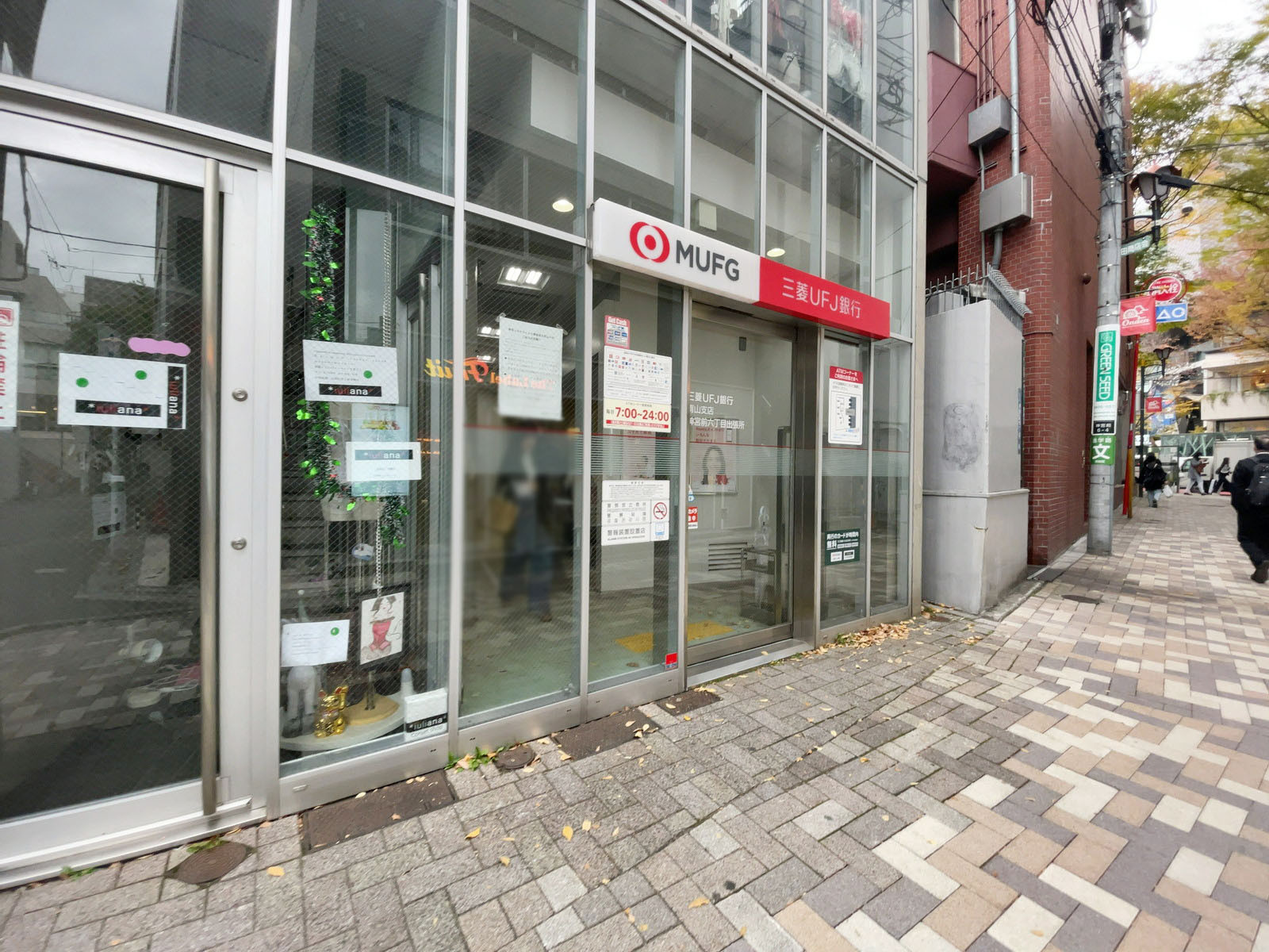 徒歩1分の三菱UFJ銀行 ATMコーナー 神宮前六丁目