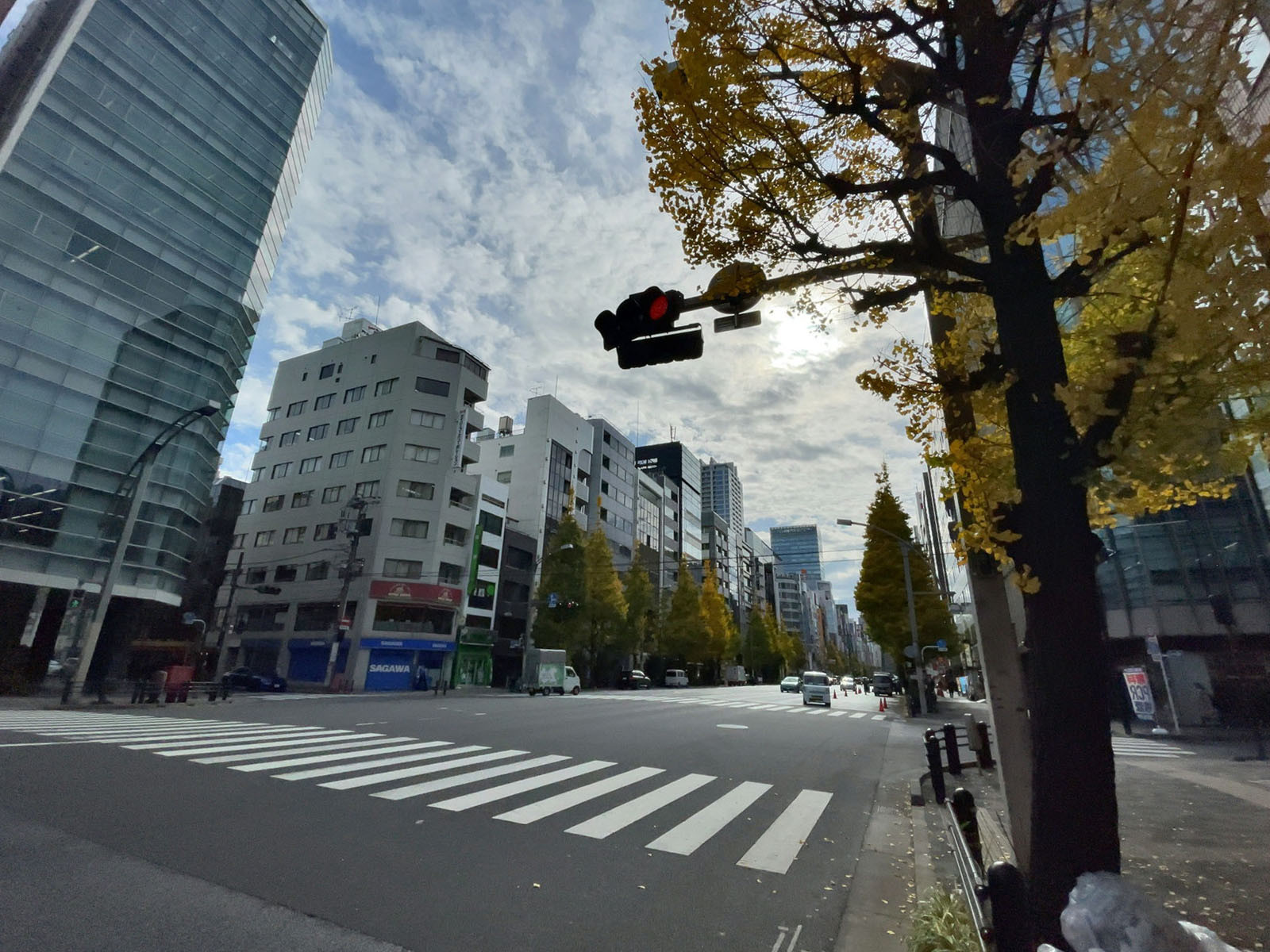 外神田千代田ビル前面の中央通り