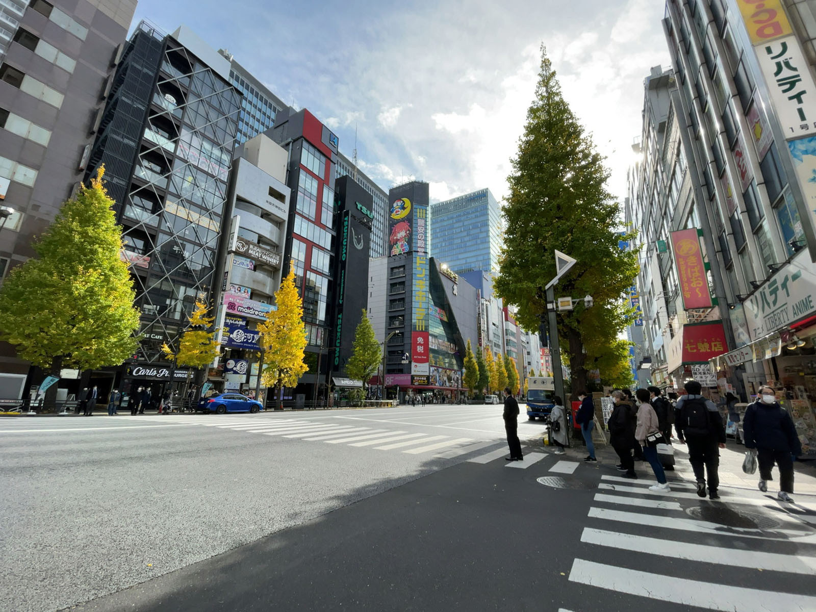 AKIBA PLACEビル前面の中央通り