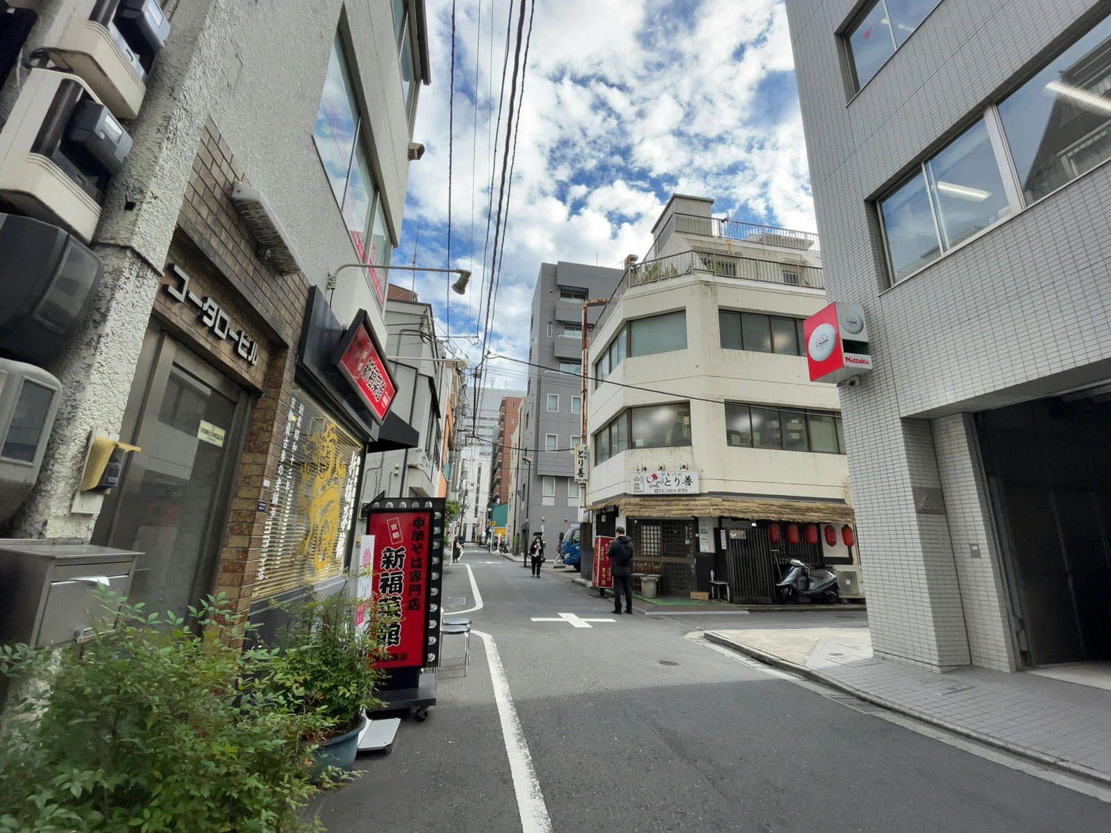 誠心ビル前面の通り
