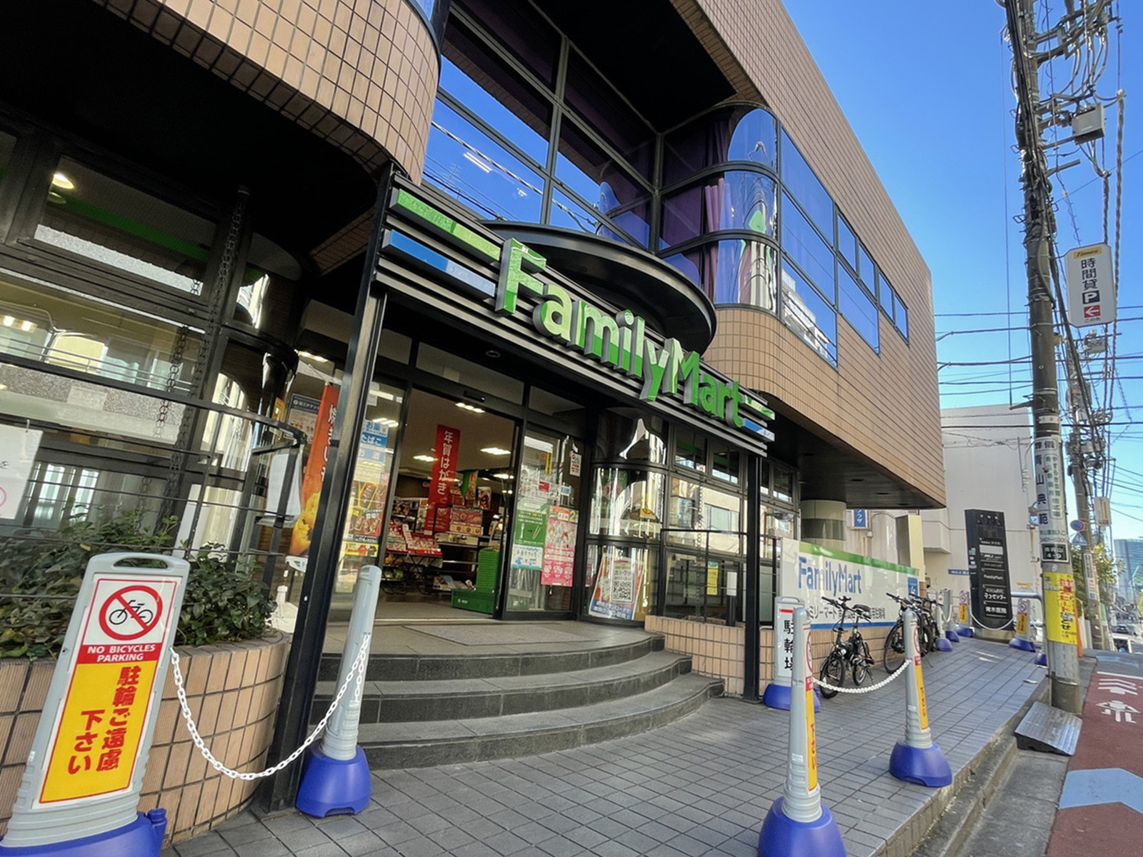 徒歩1分のファミリーマート南青山4丁目店