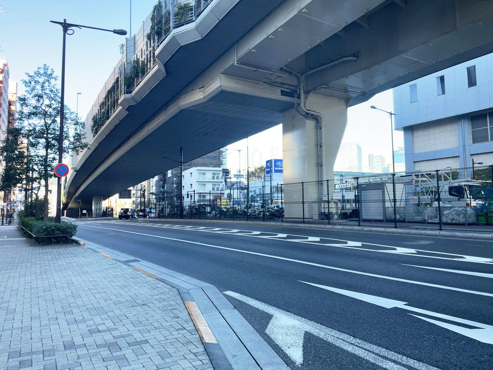 東京オペラシティ前面の山手通り