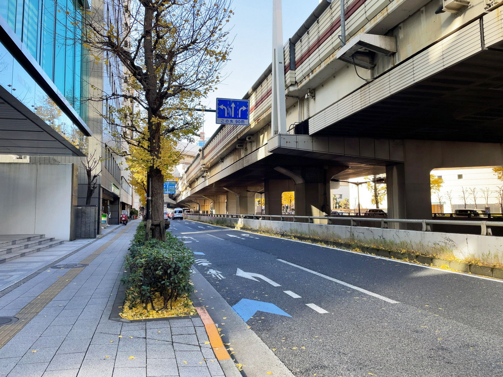 新宿MIDWESTビル前面の甲州街道