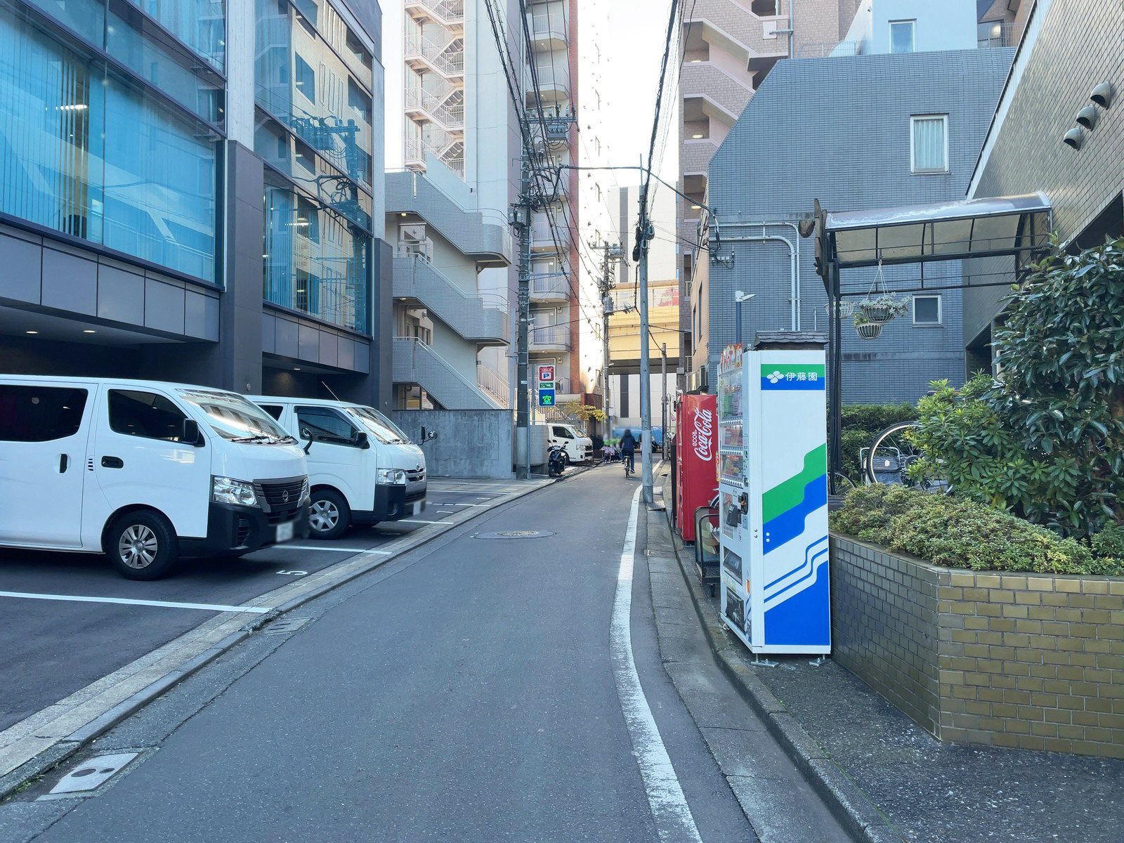 Flos幡ヶ谷前面の通り