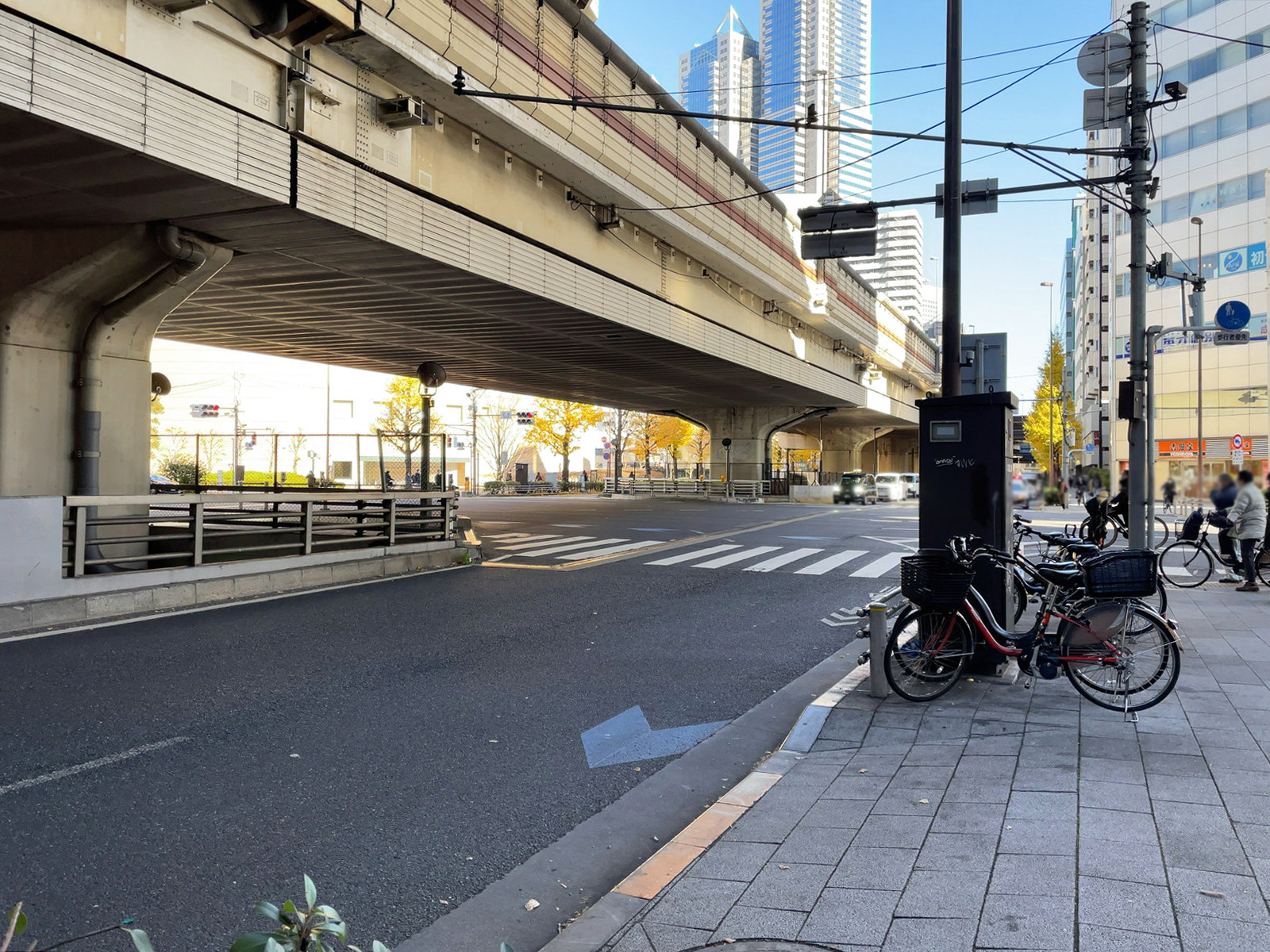 小田急初台ビル前面の甲州街道