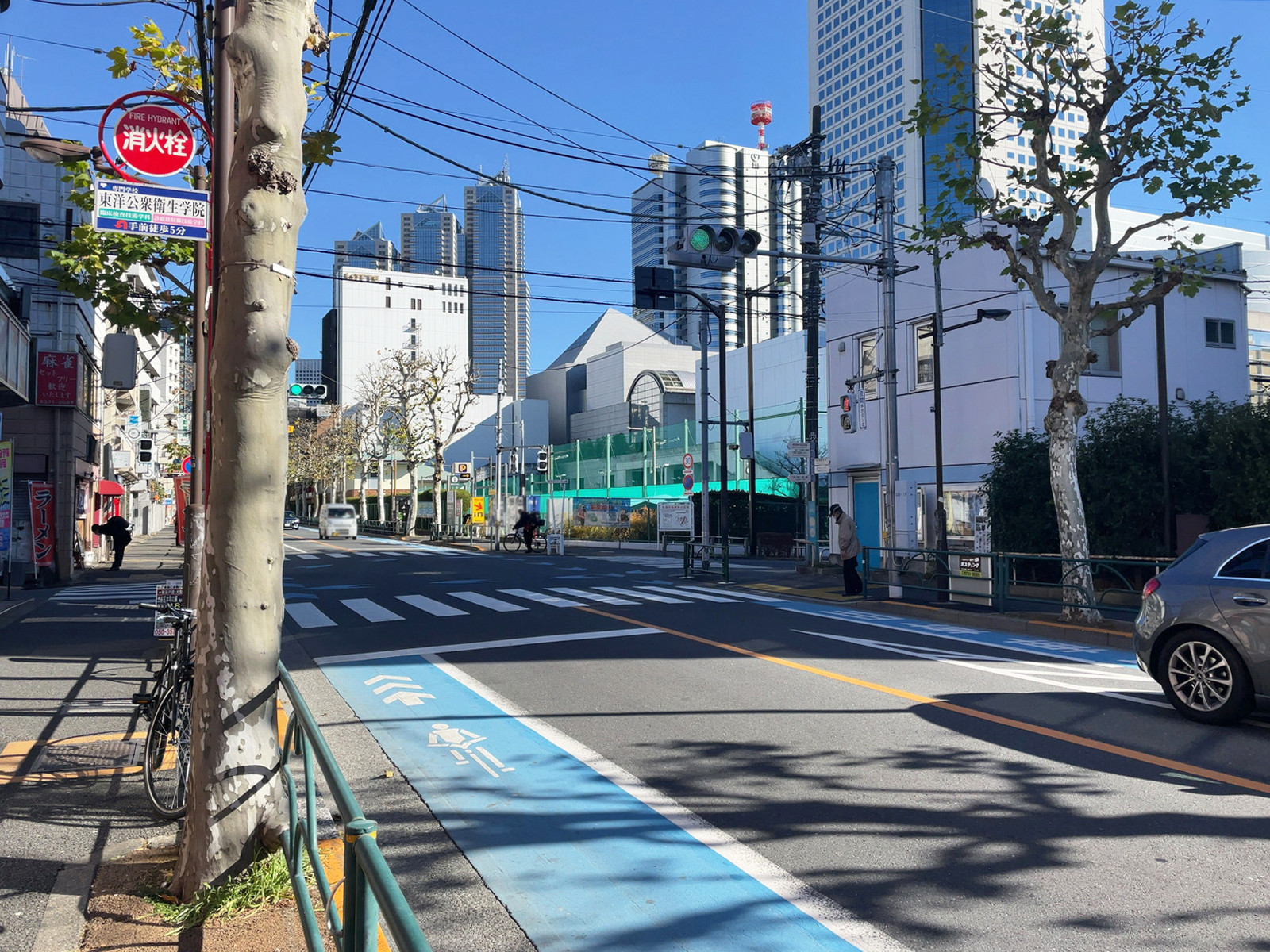 スクエア初台第2ビル前面の角筈和泉町線