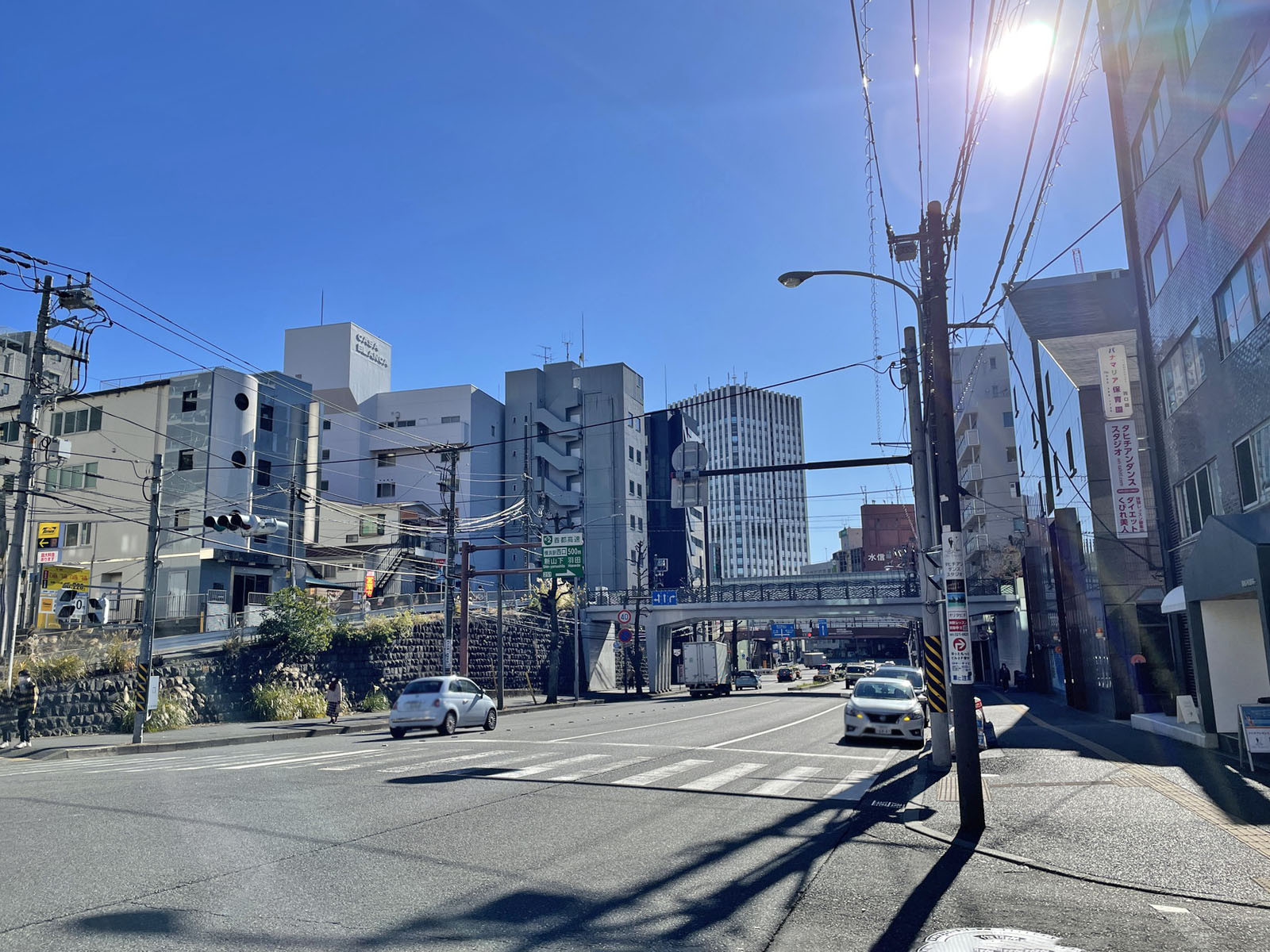 東興ビル前面の通り
