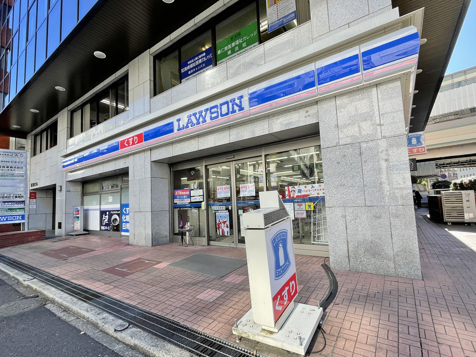 徒歩1分のローソン横浜鶴屋町店