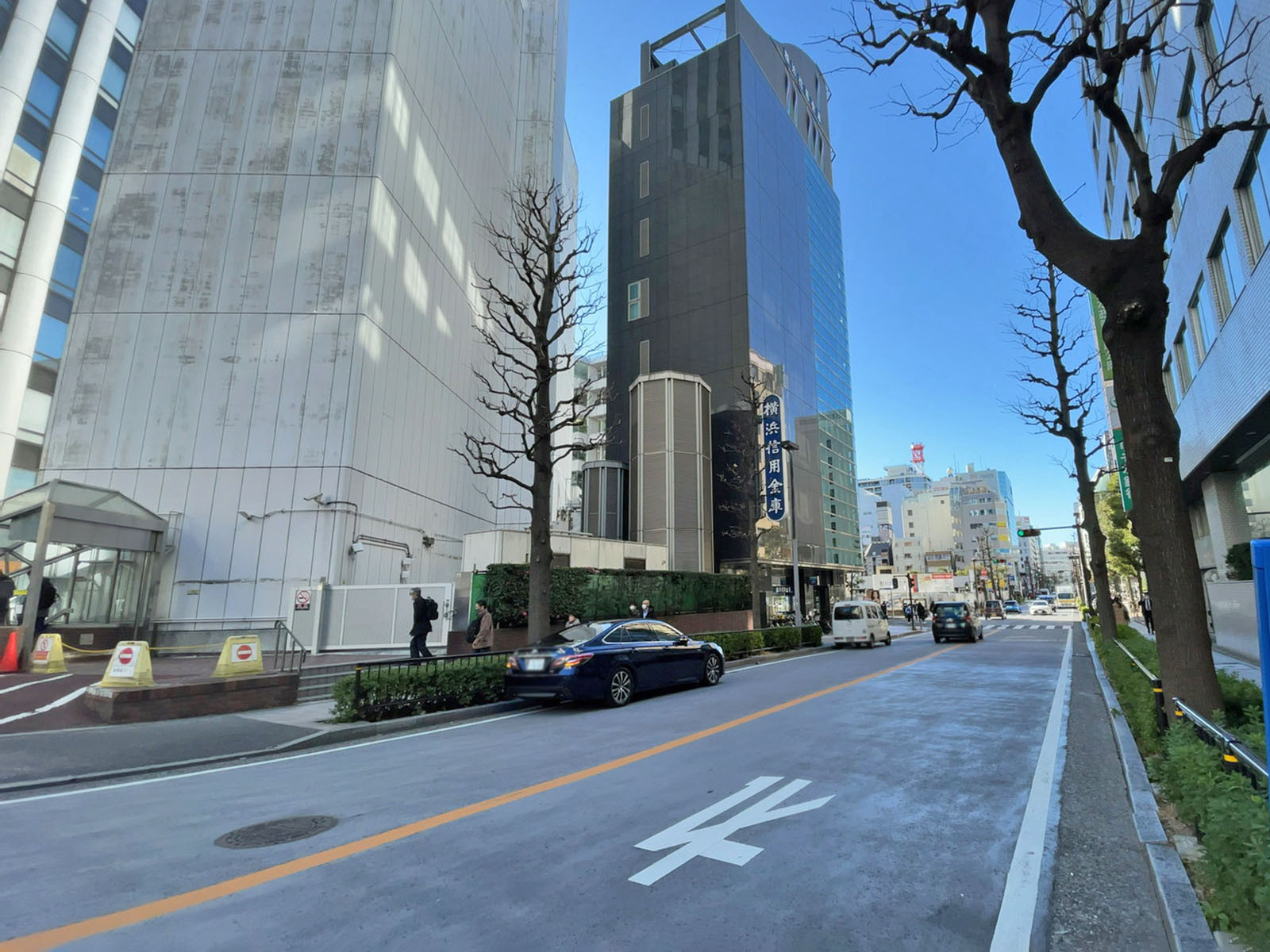 水信ビル前面の通り