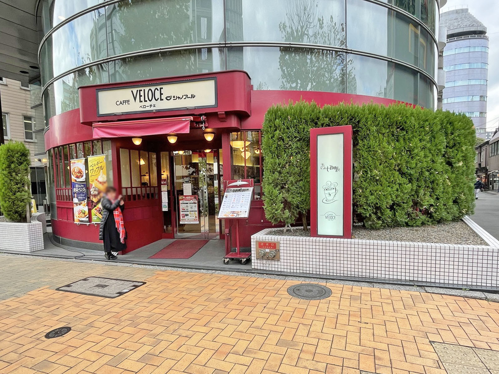 向かいのカフェ・ベローチェ新川店
