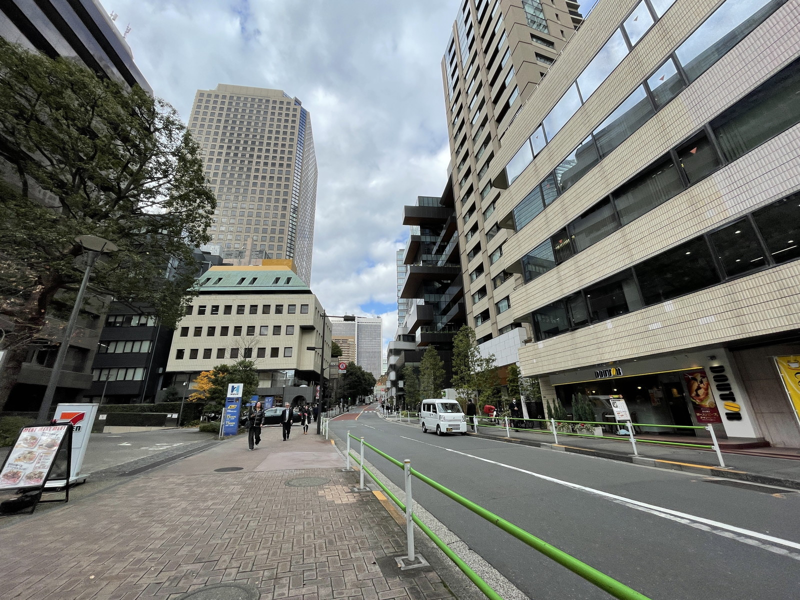 神谷町青木ビル前面の通り