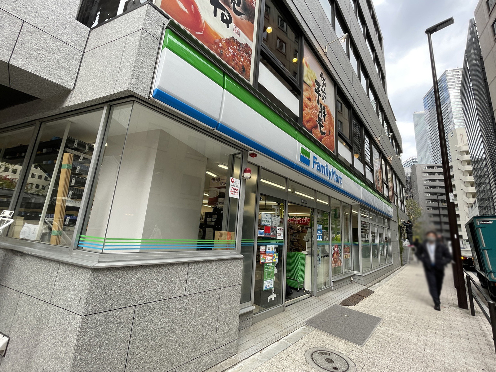 徒歩1分のファミリーマート神谷町店