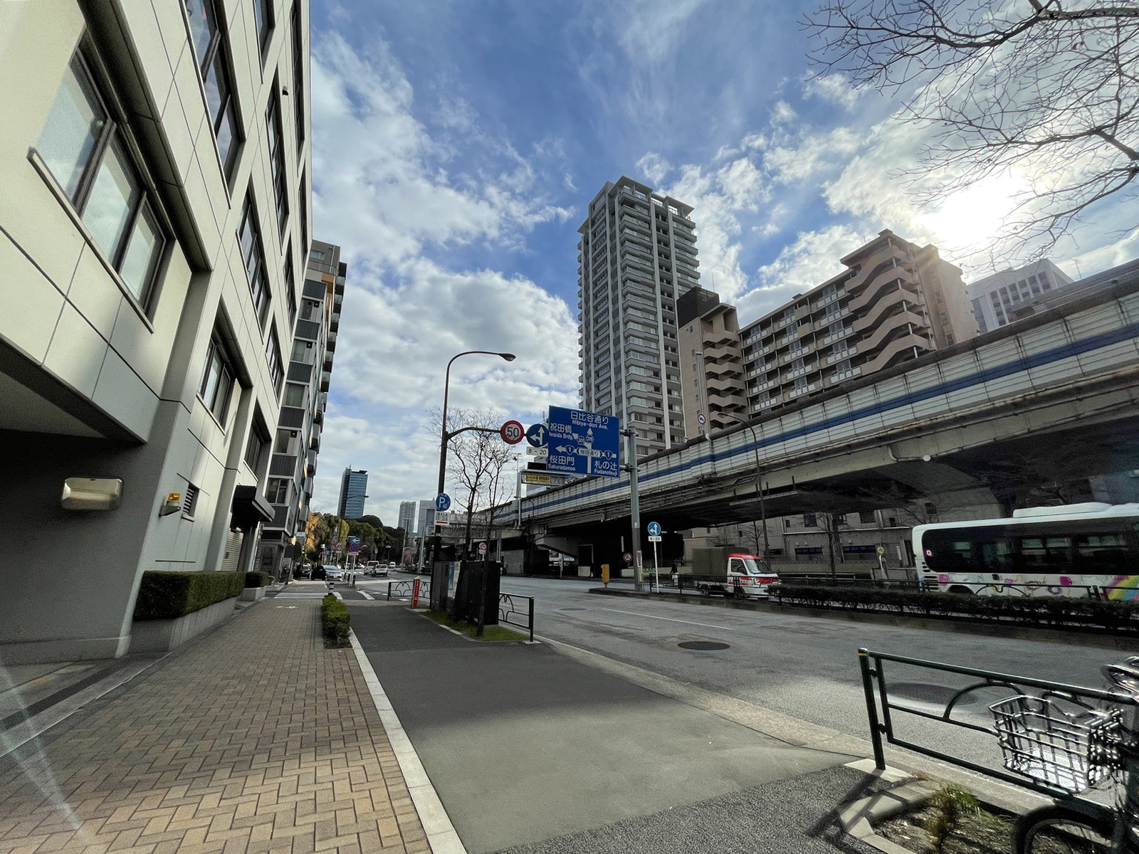 プライム東麻布前面の通り