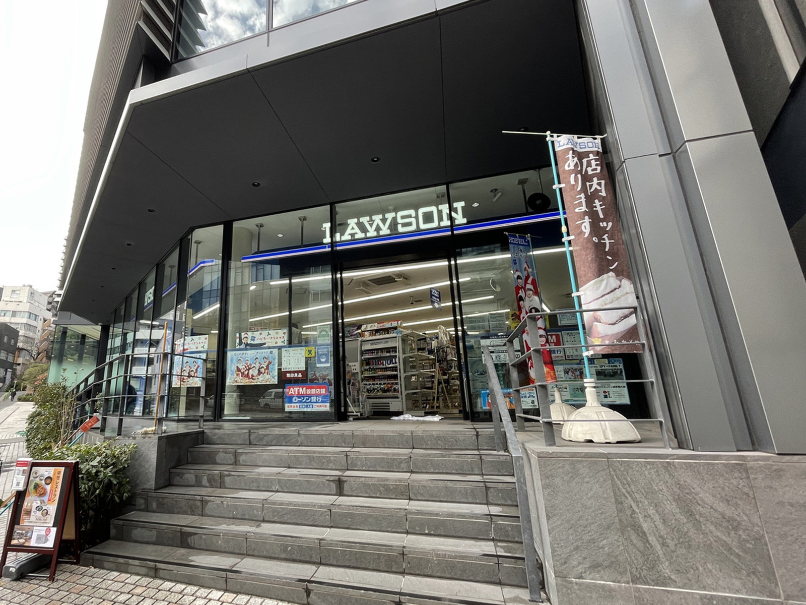 徒歩1分のローソン 麻布台1丁目店