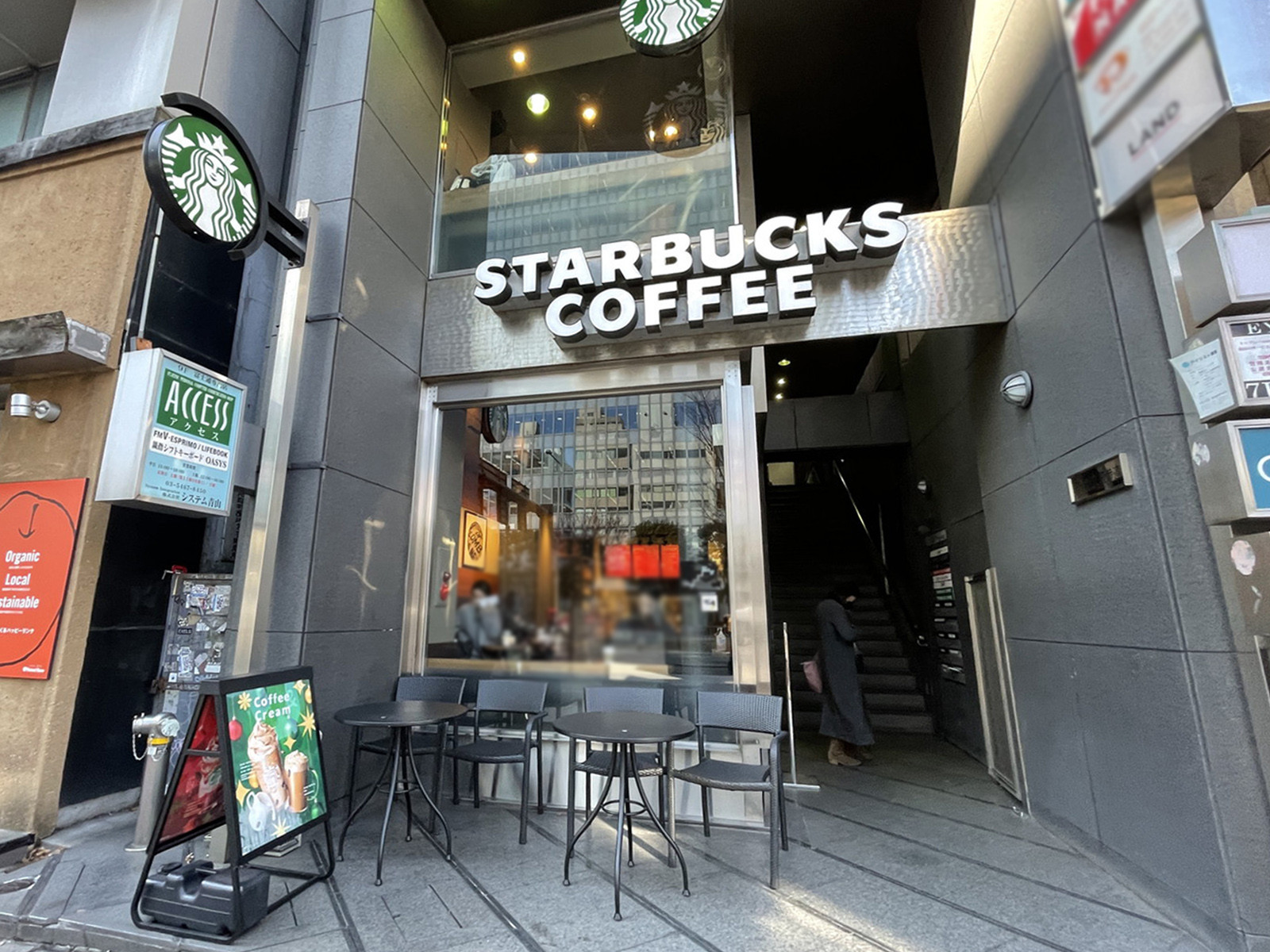 徒歩3分のスターバックスコーヒーアクセス表参道店