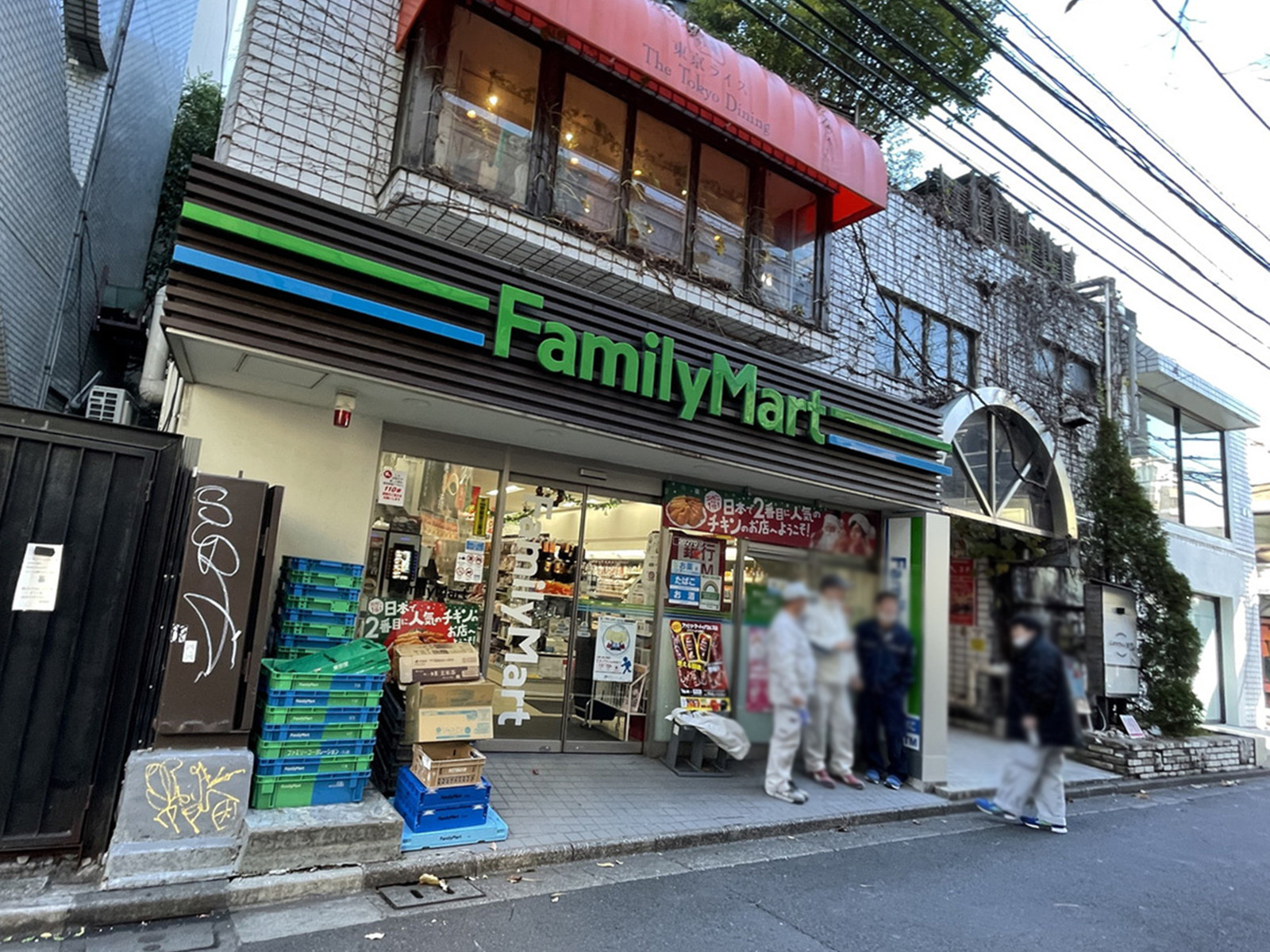 徒歩1分のファミリーマート南青山5丁目店