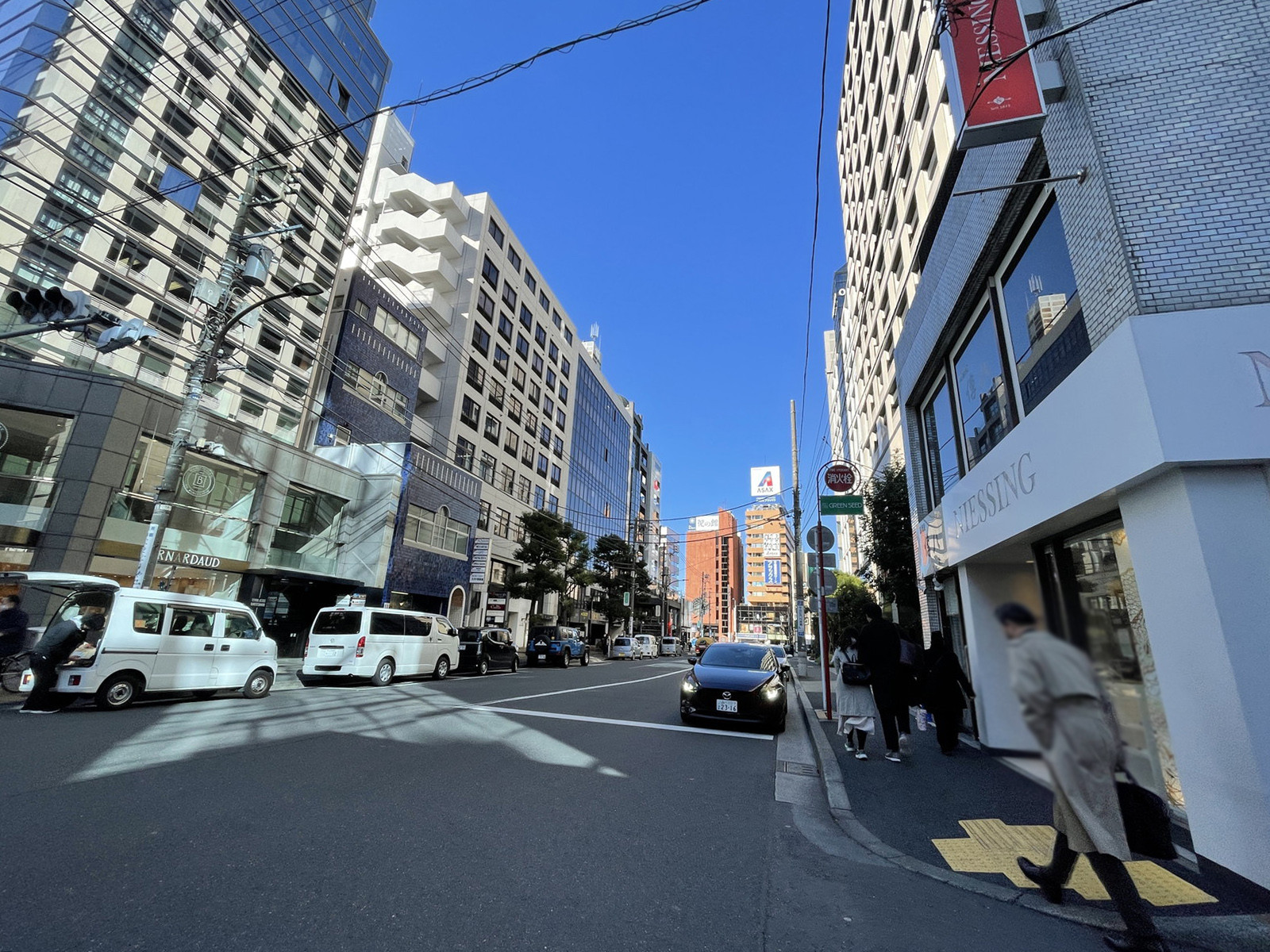 テラアシオス表参道前面の骨董通り