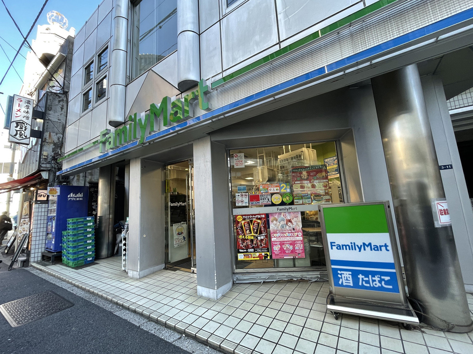 徒歩1分のファミリーマート南青山6丁目店