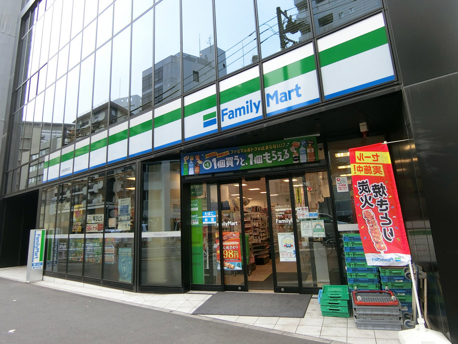 隣のファミリーマート 北参道駅前店