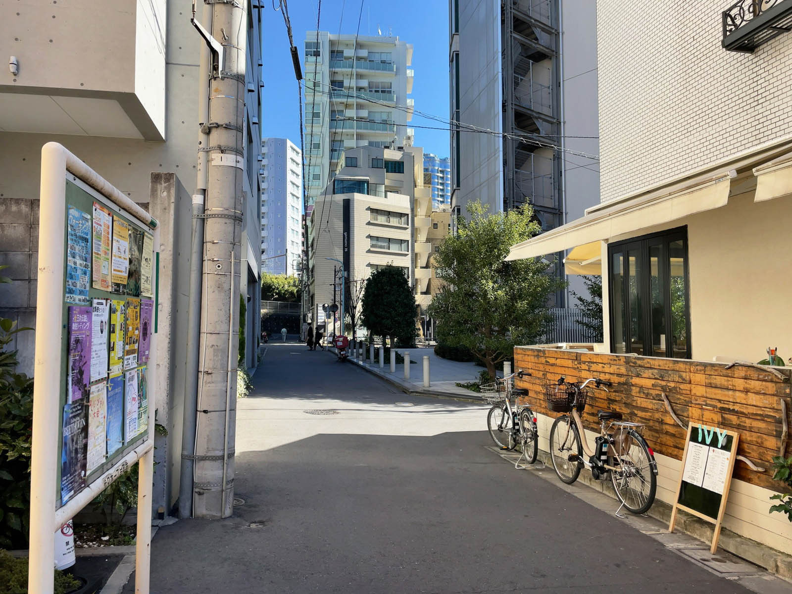 代々木アパート前面の通り