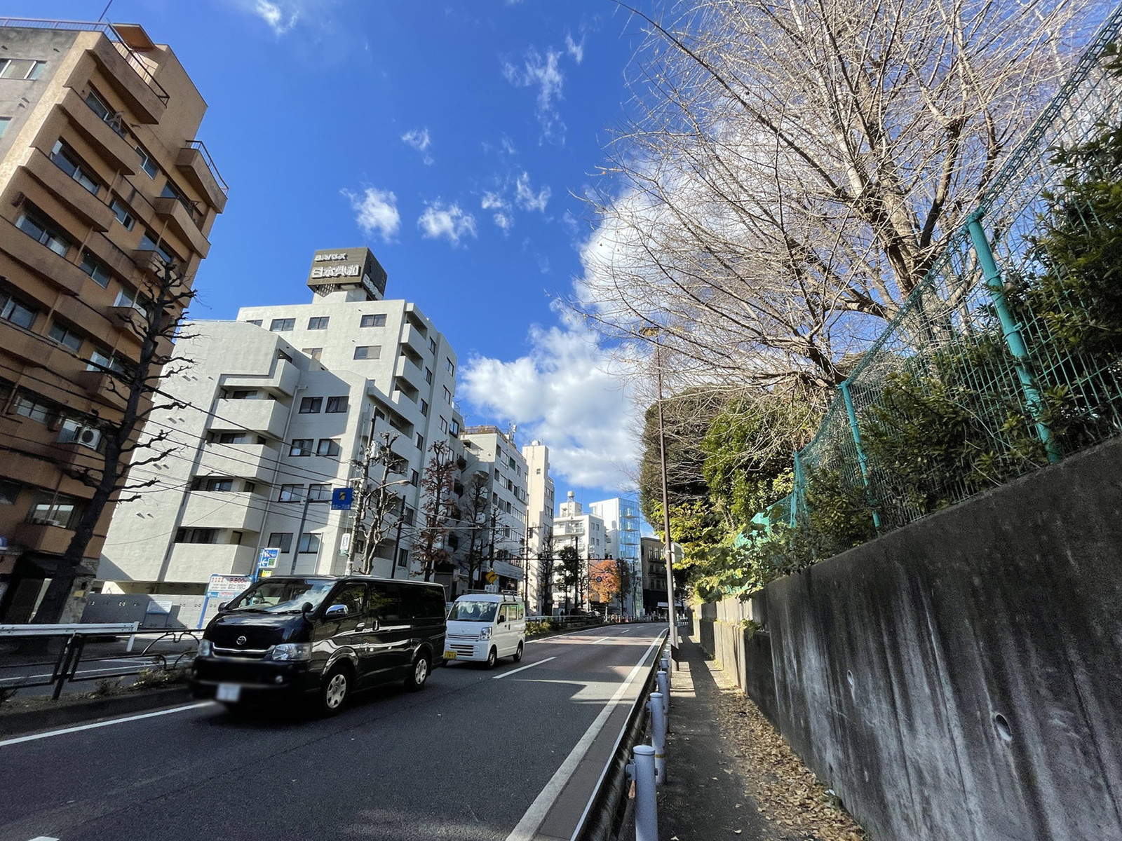 西麻布来山ビル前面の通り