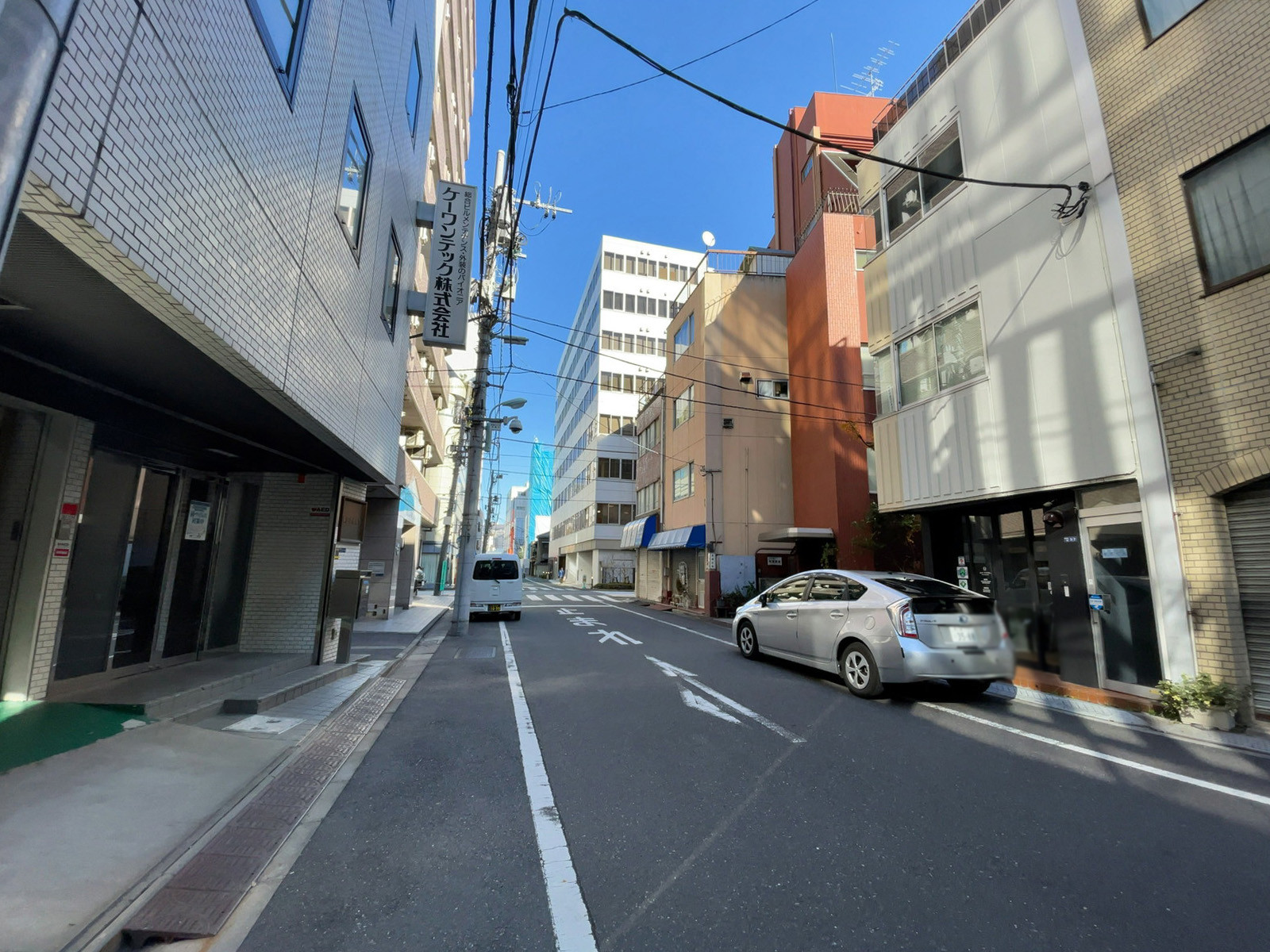 金亀ビル前面の通り