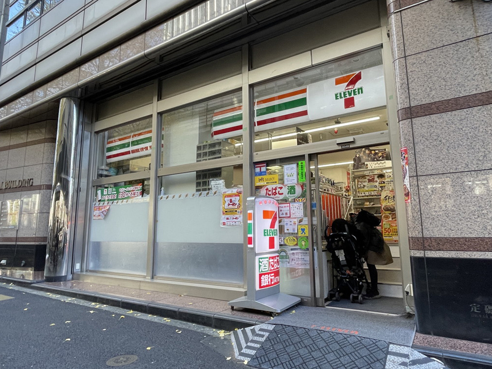 徒歩1分のセブンイレブン西麻布3丁目六本木通店