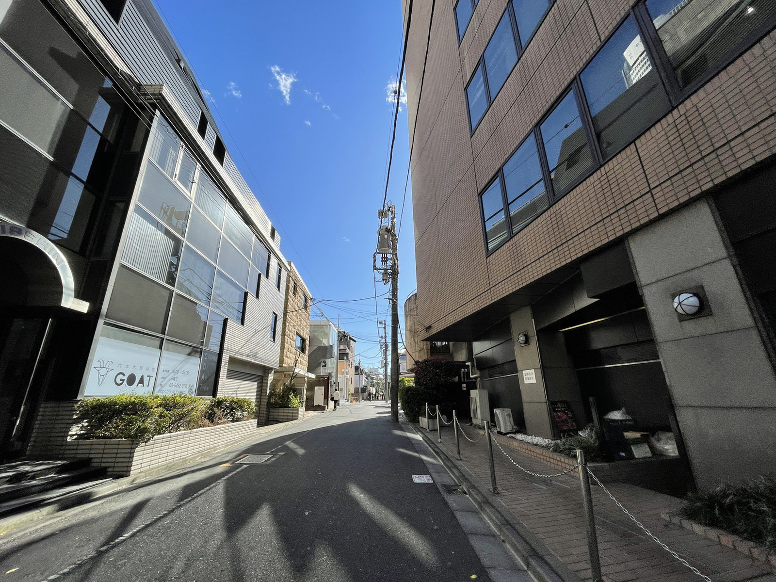 NISSHIN BLDG 西麻布前面の通り