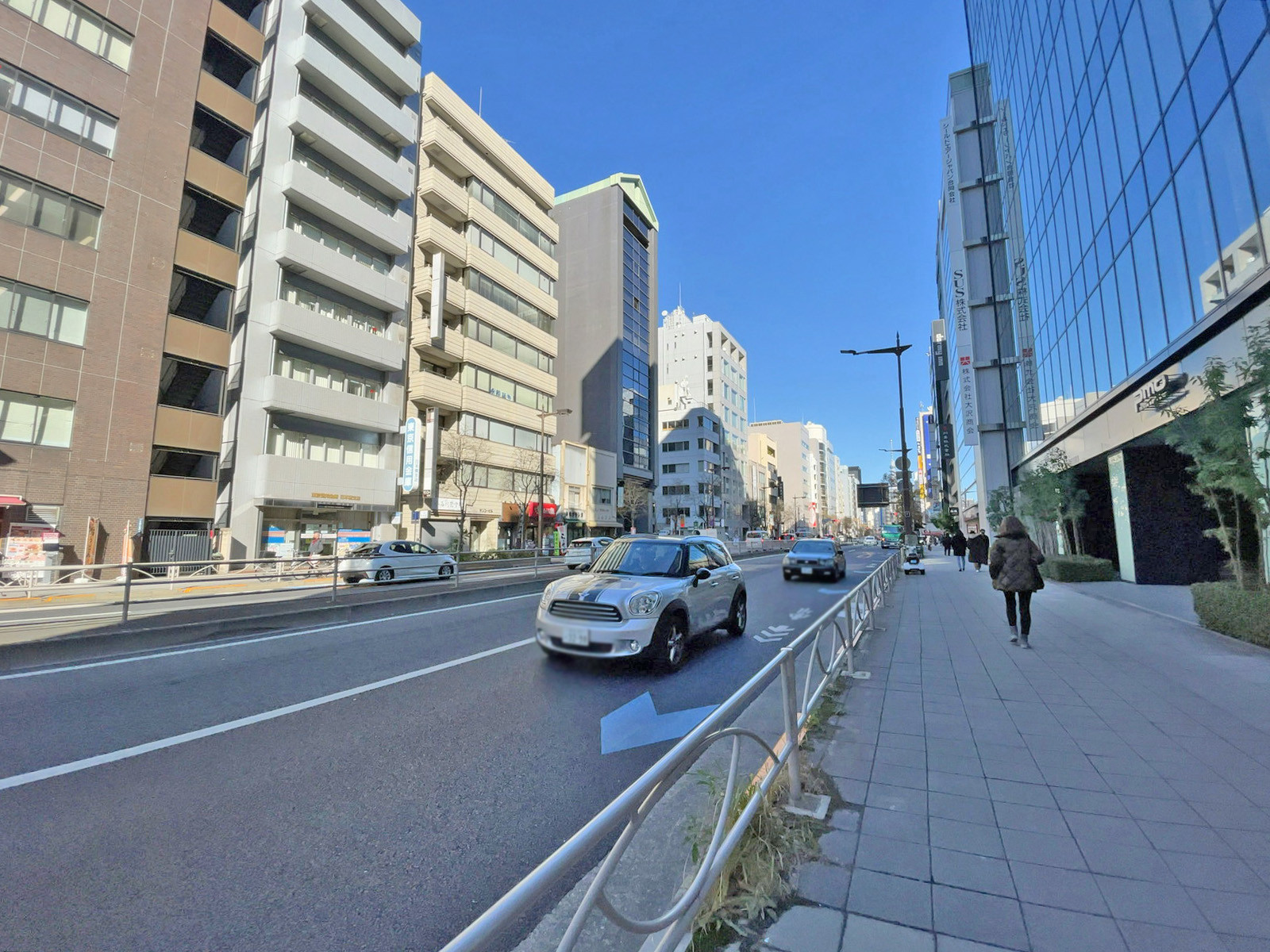 ヨシヤ日本橋ビル前面の江戸通り