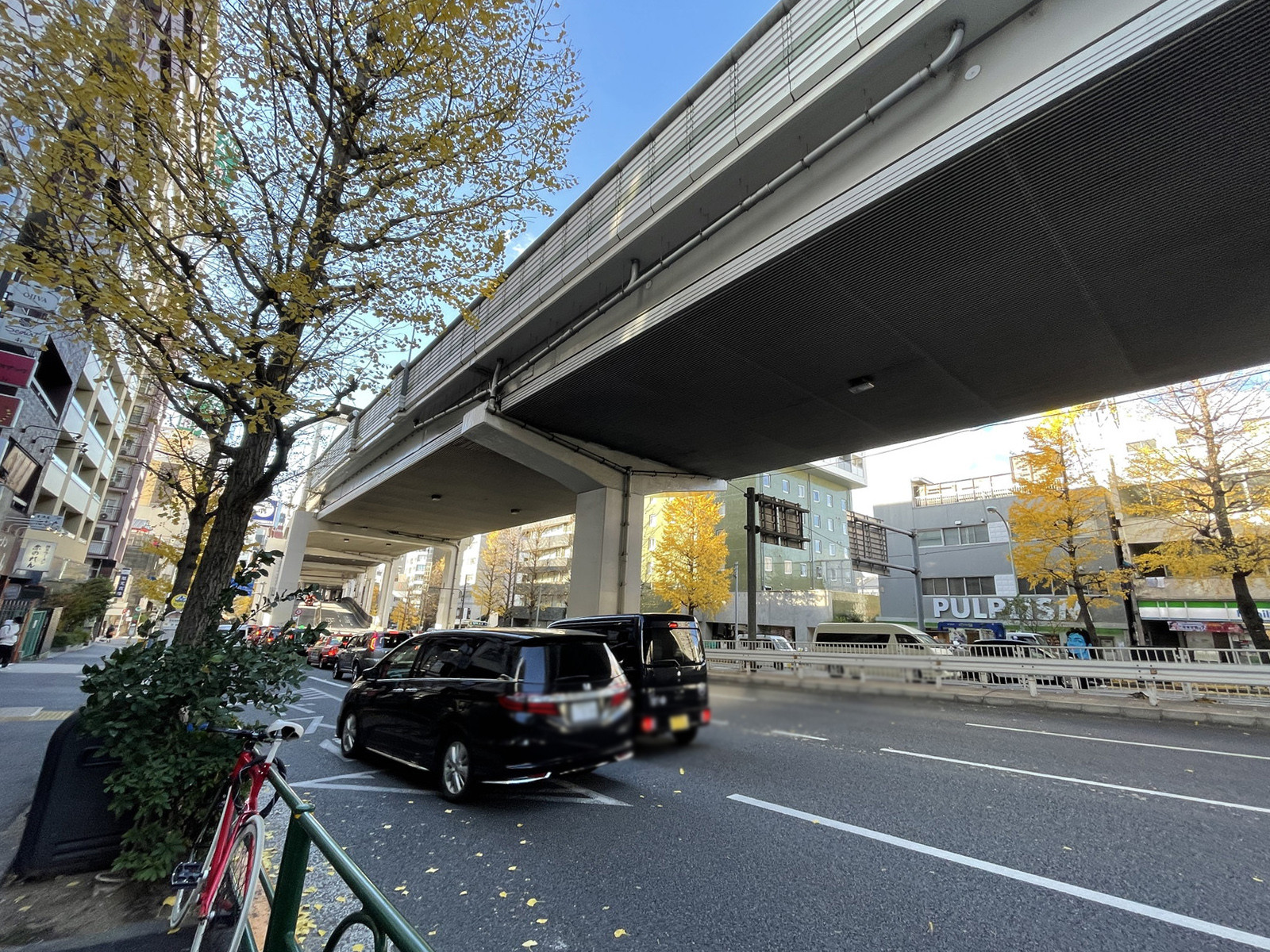 KASUMICHO TERACE前面の六本木通り