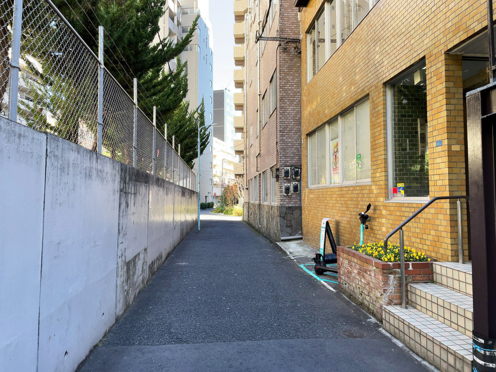 村上ビル前面の通り