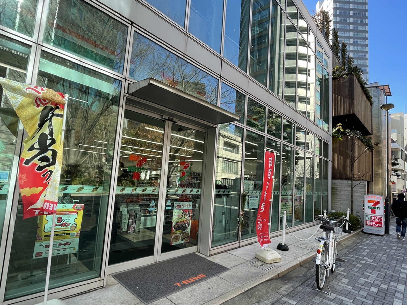 並びのセブンイレブン六本木7丁目店