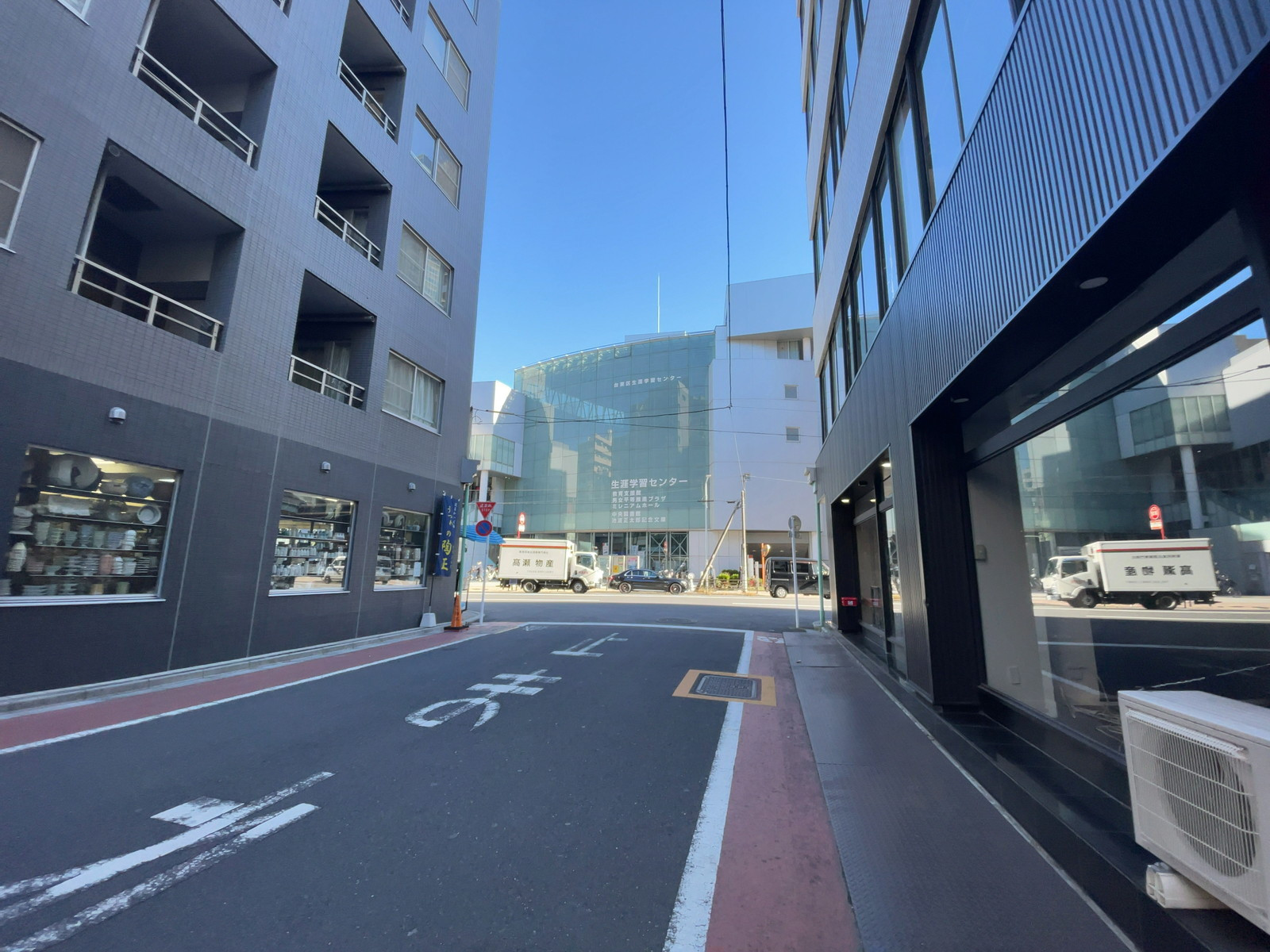 エムビル前面の通り