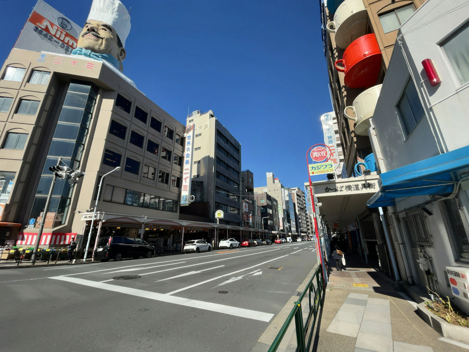 ビル前のかっぱ橋道具街