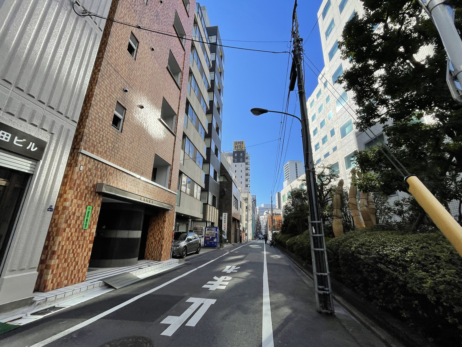 露月町ビル前面の通り