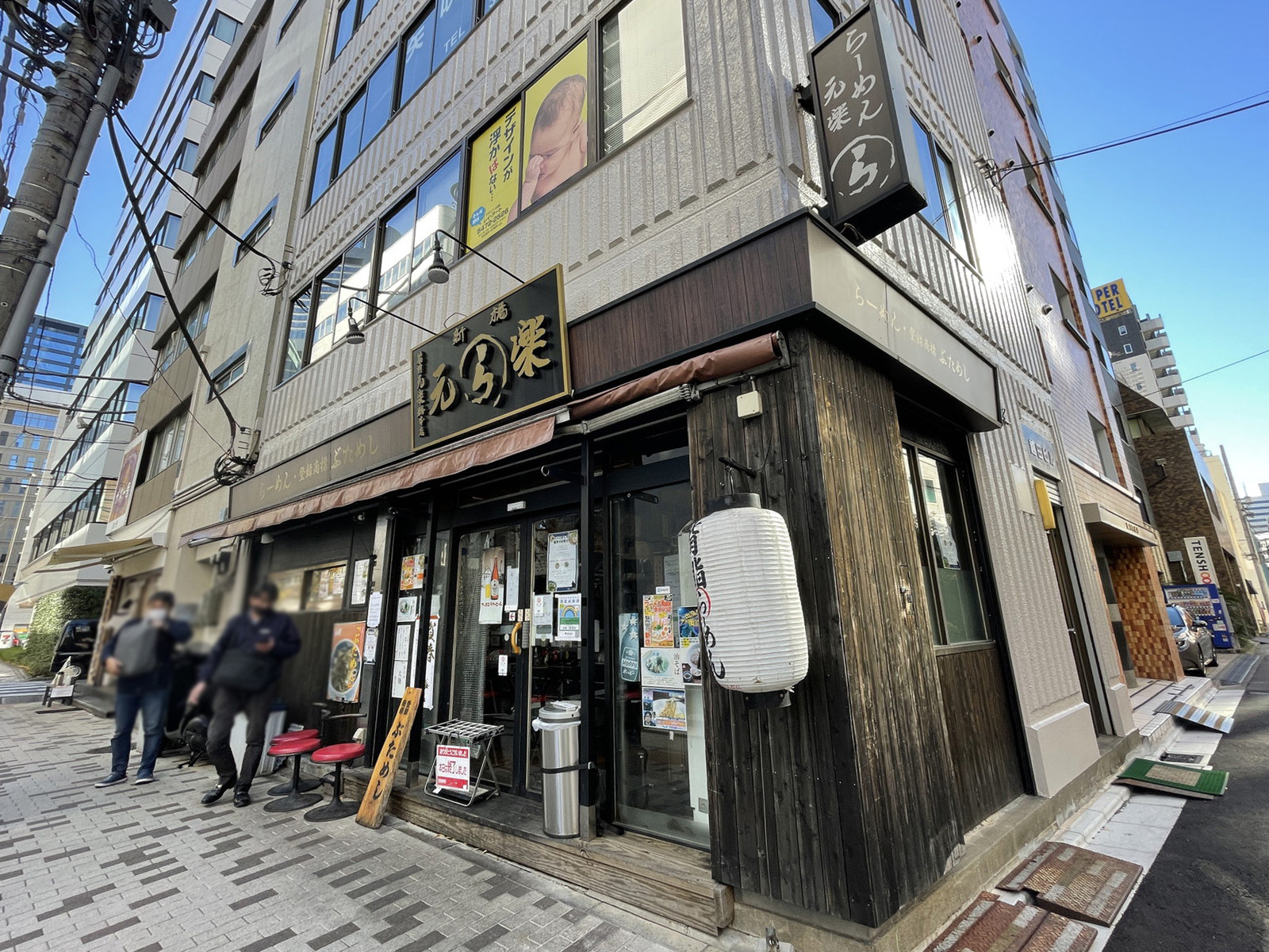 周辺には飲食店が点在