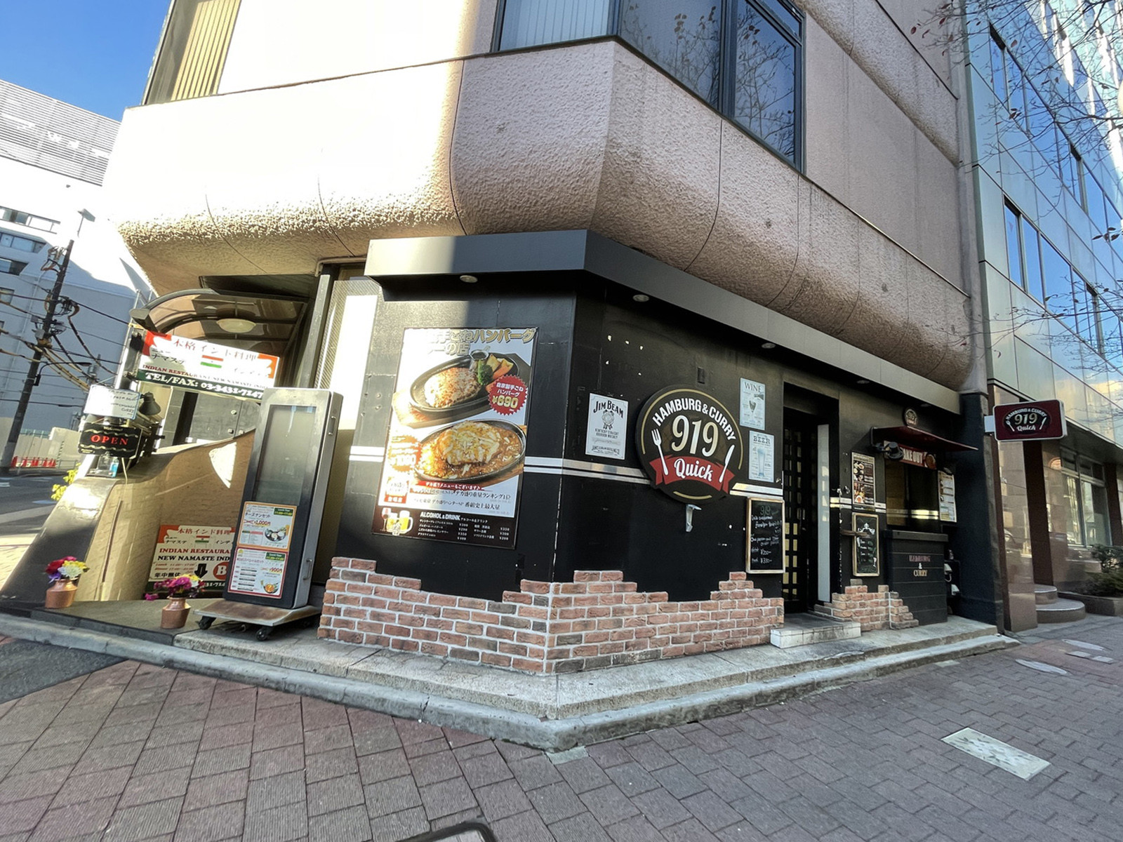 周辺には飲食店が点在