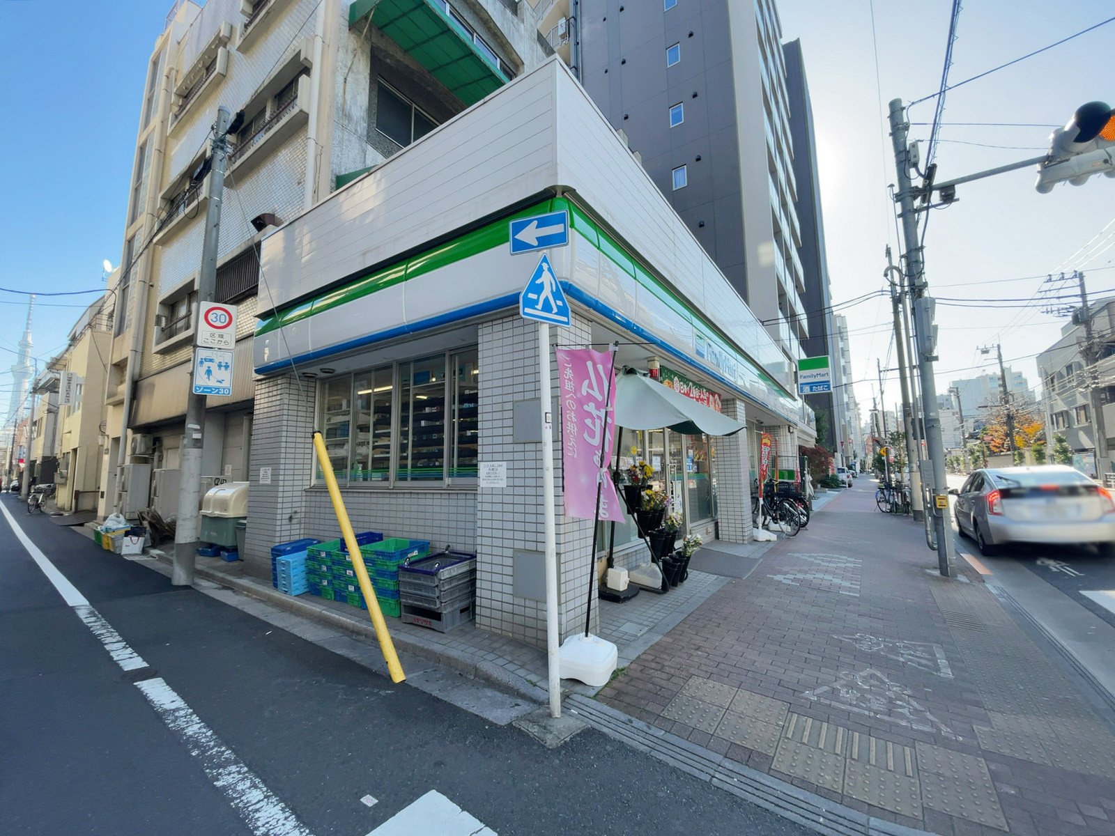 徒歩2分のファミリーマート 台東松が谷店
