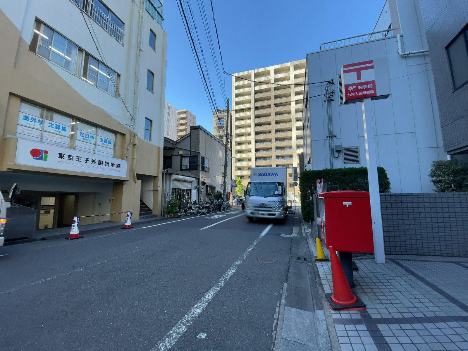 アズ入谷ビルディング前面の通り