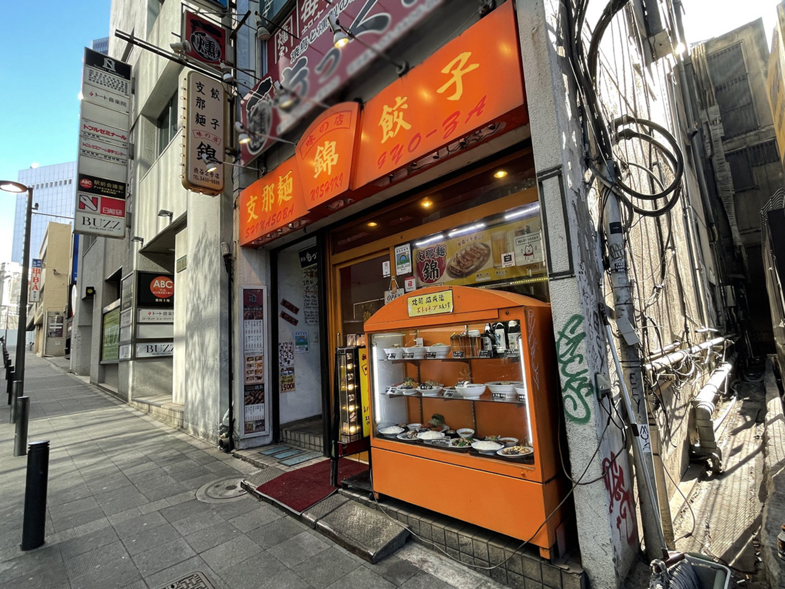 周辺には飲食店が点在