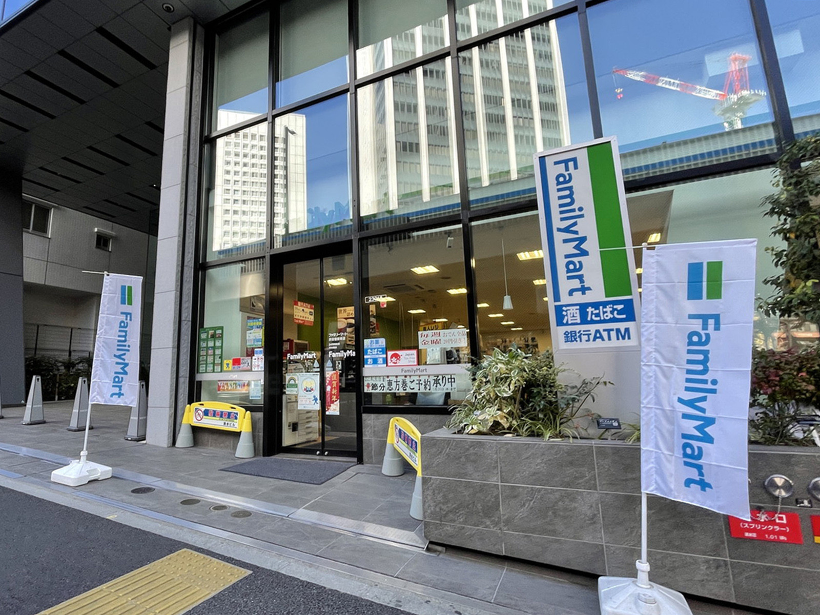 並びのファミリーマート渋谷警察東店