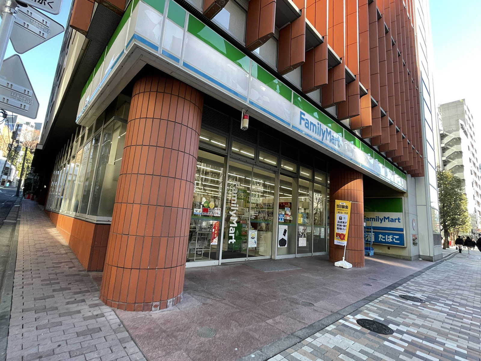 並びのファミリーマート渋谷明治通り店